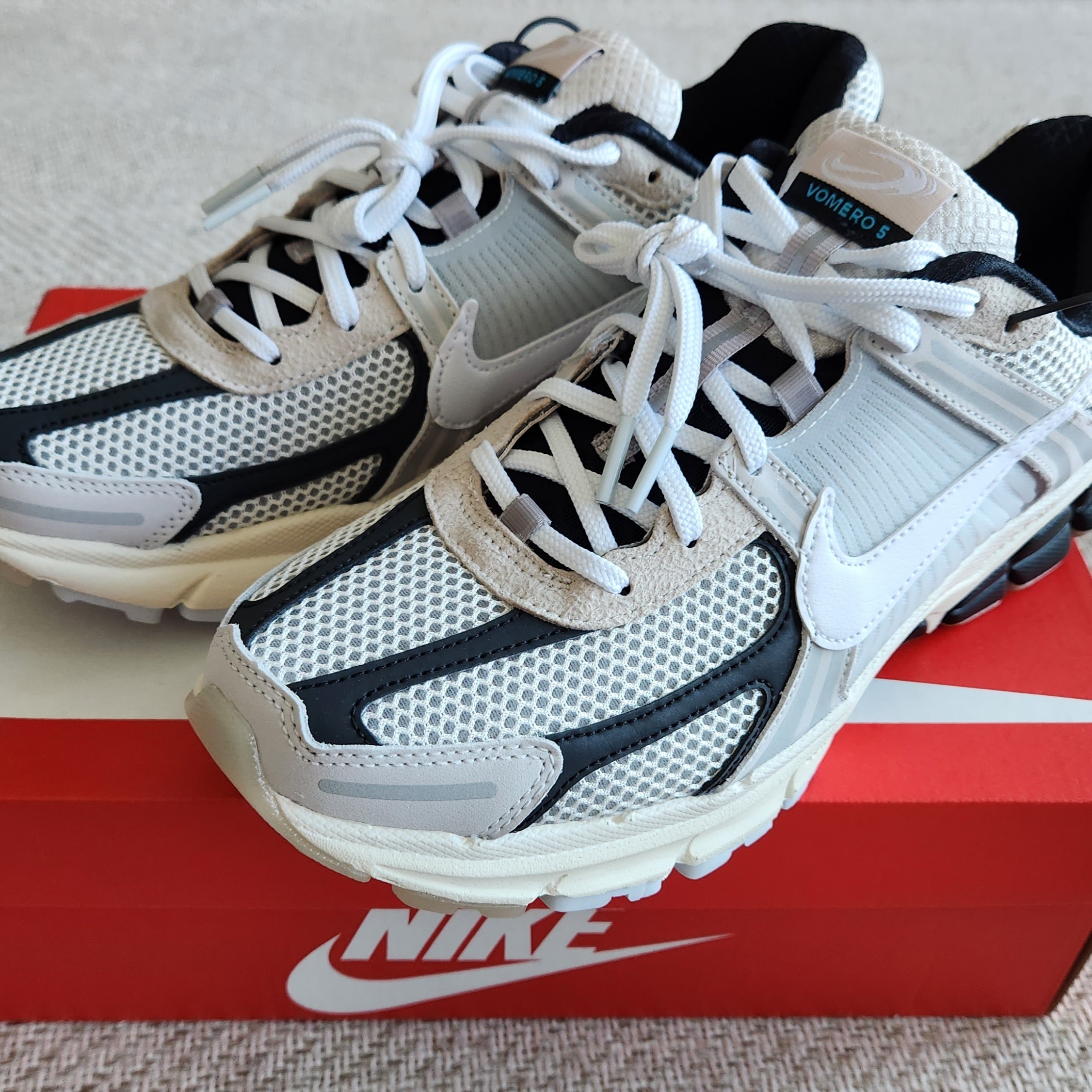 Nike Zoom Vomero 5 Light Bone and Black 착용 스타일