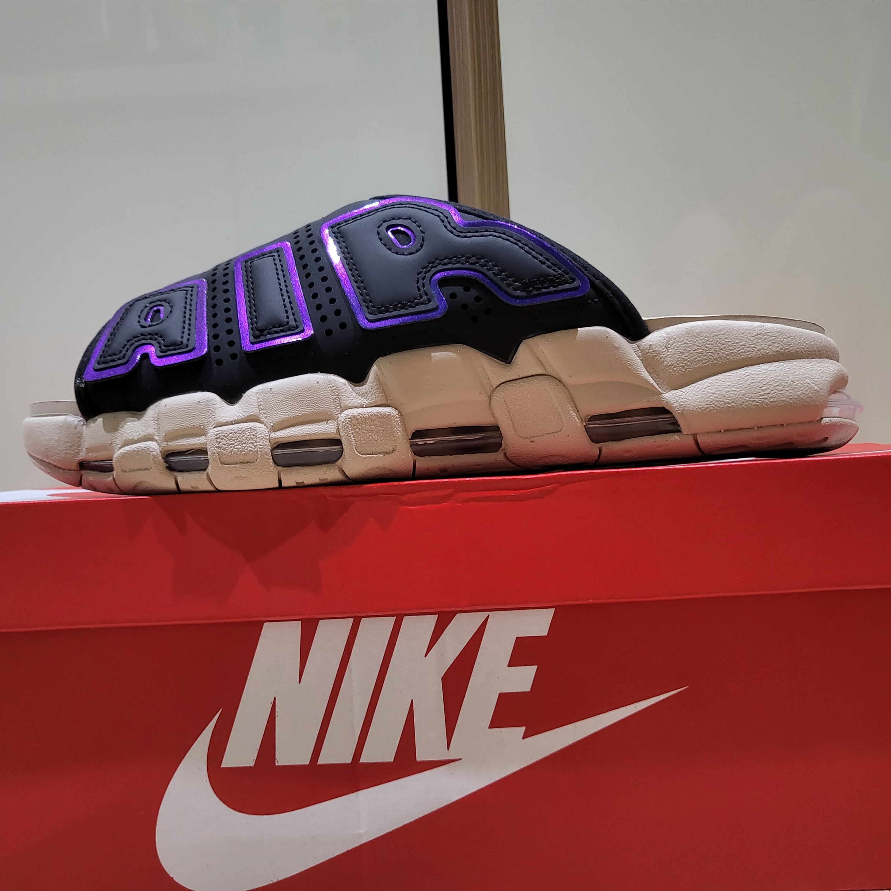 Nike Air More Uptempo Slide Black Sanddrift 착용 스타일 - 1
