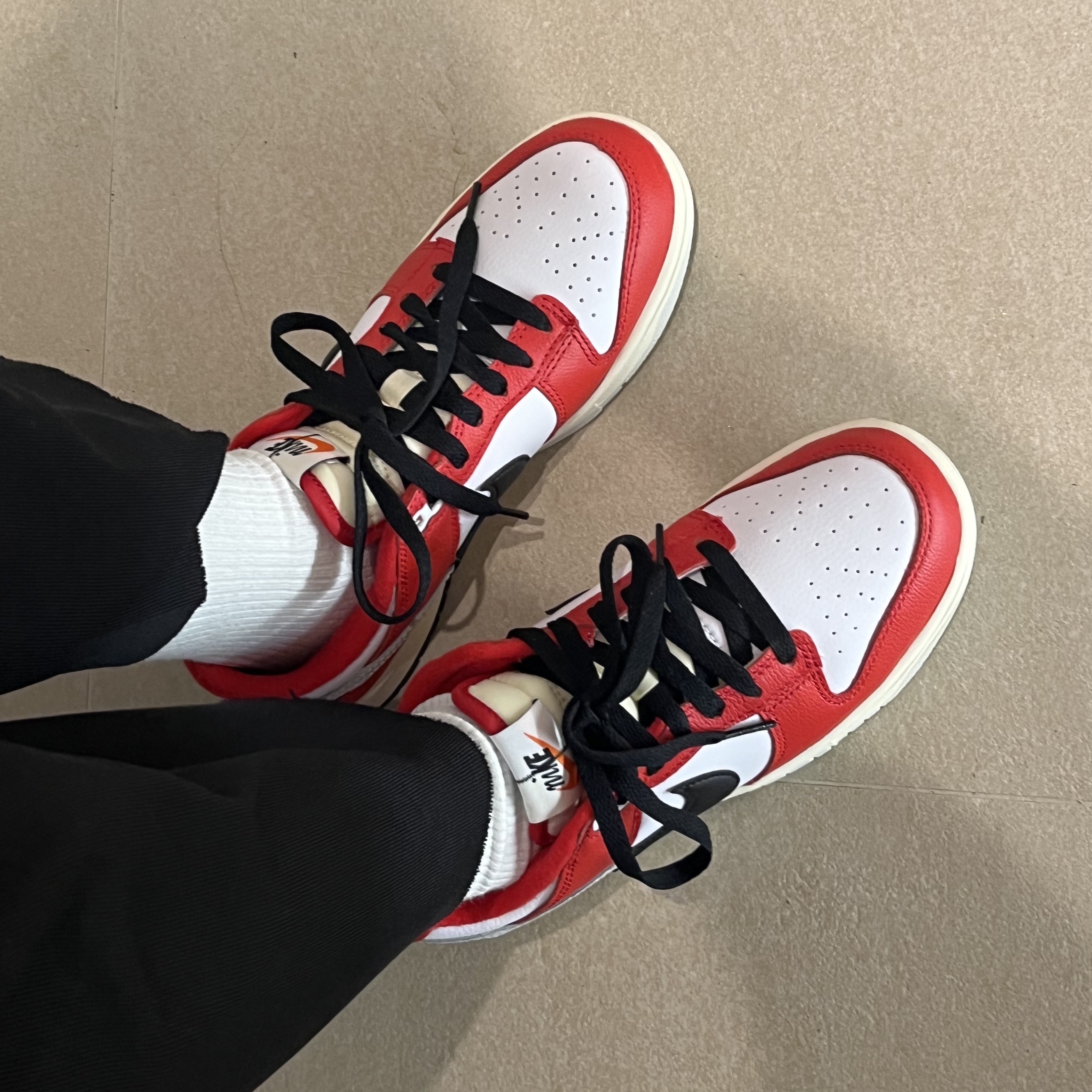 Nike Dunk Low Retro PRM University Red Black 착용 스타일 - 1