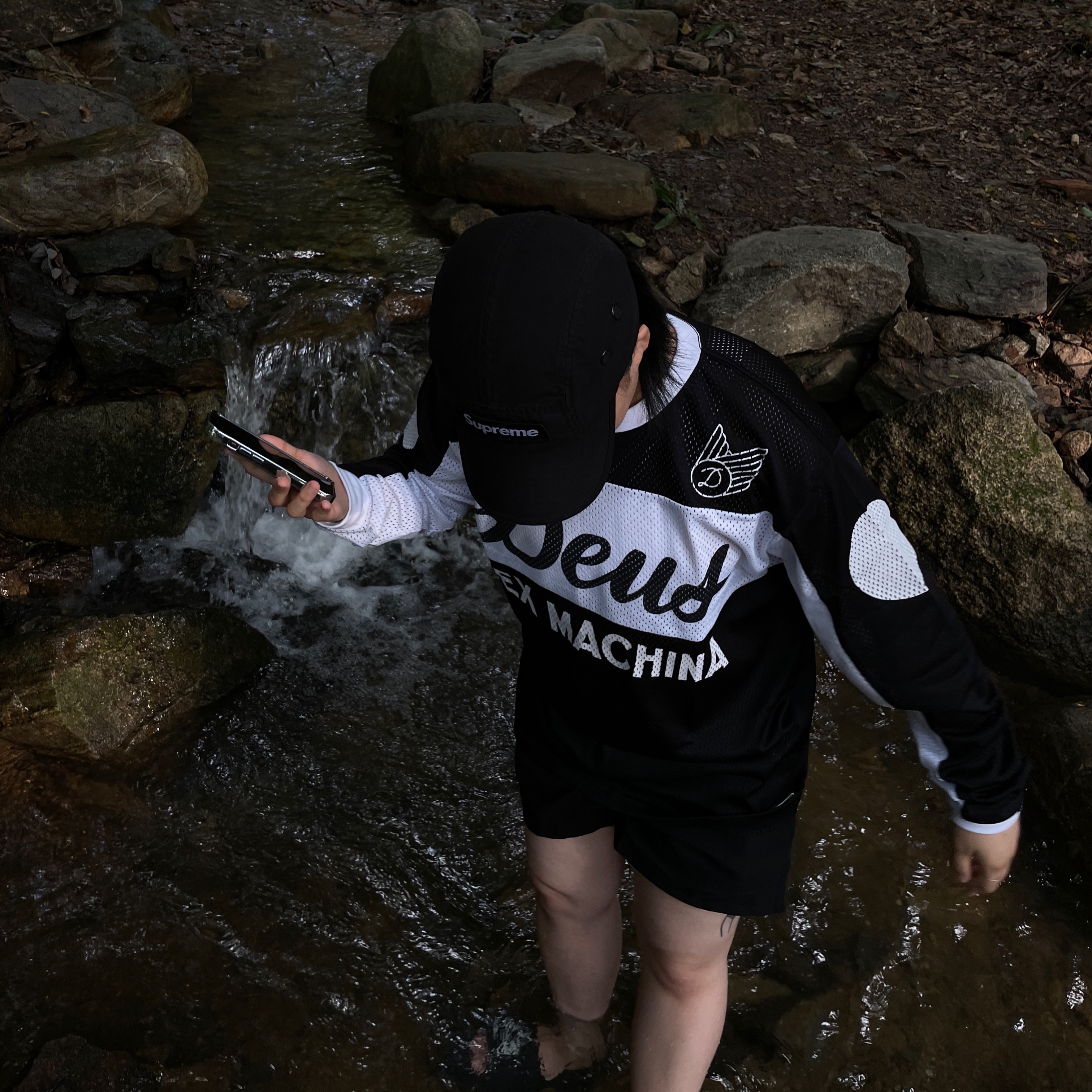 Deus Ex Machina Saber Moto Jersey Black, Supreme Denim Camp Cap Black - 24SS 착용 스타일