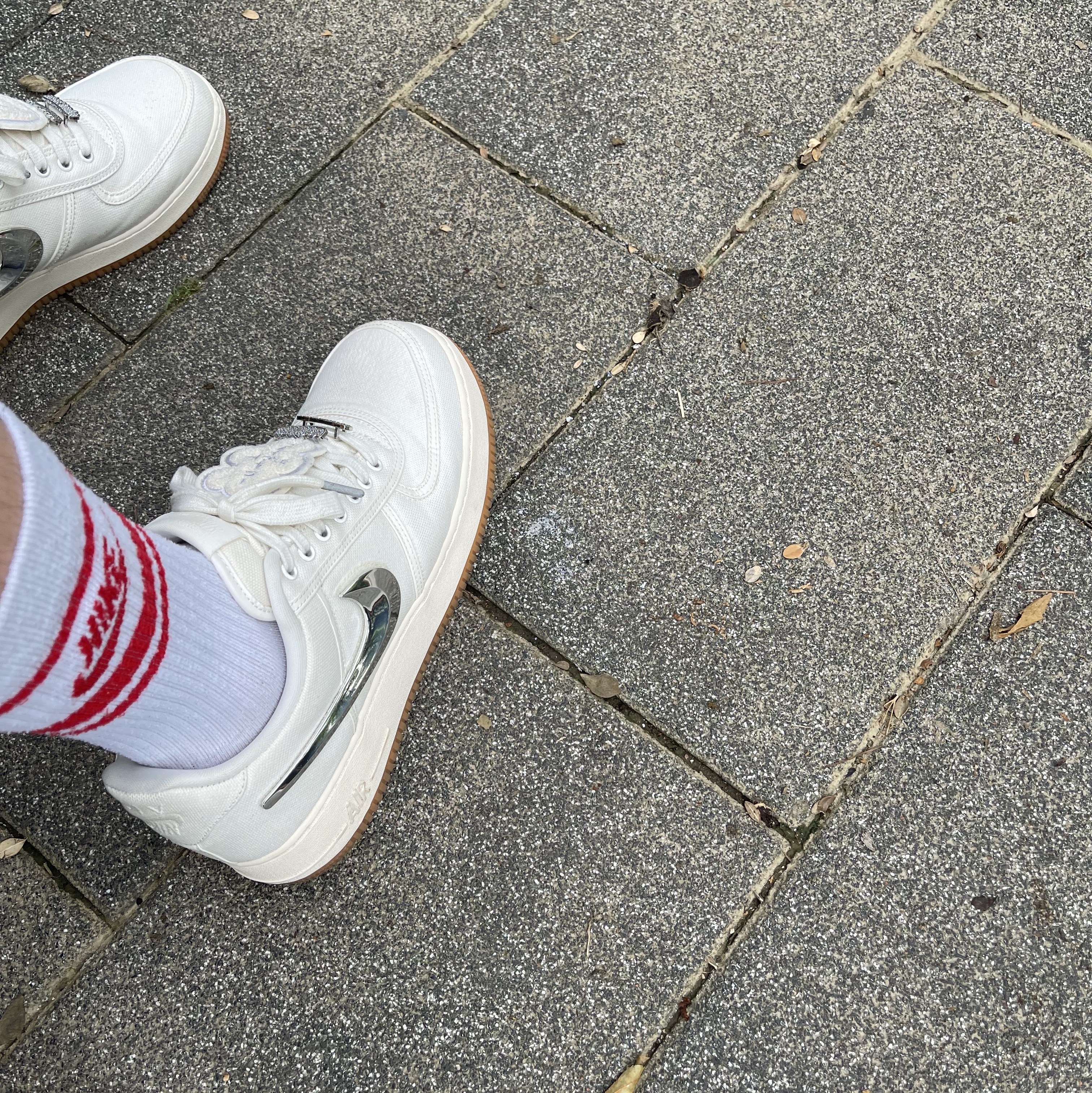 Nike x Travis Scott Air Force 1 Low Sail 착용 스타일 - 3
