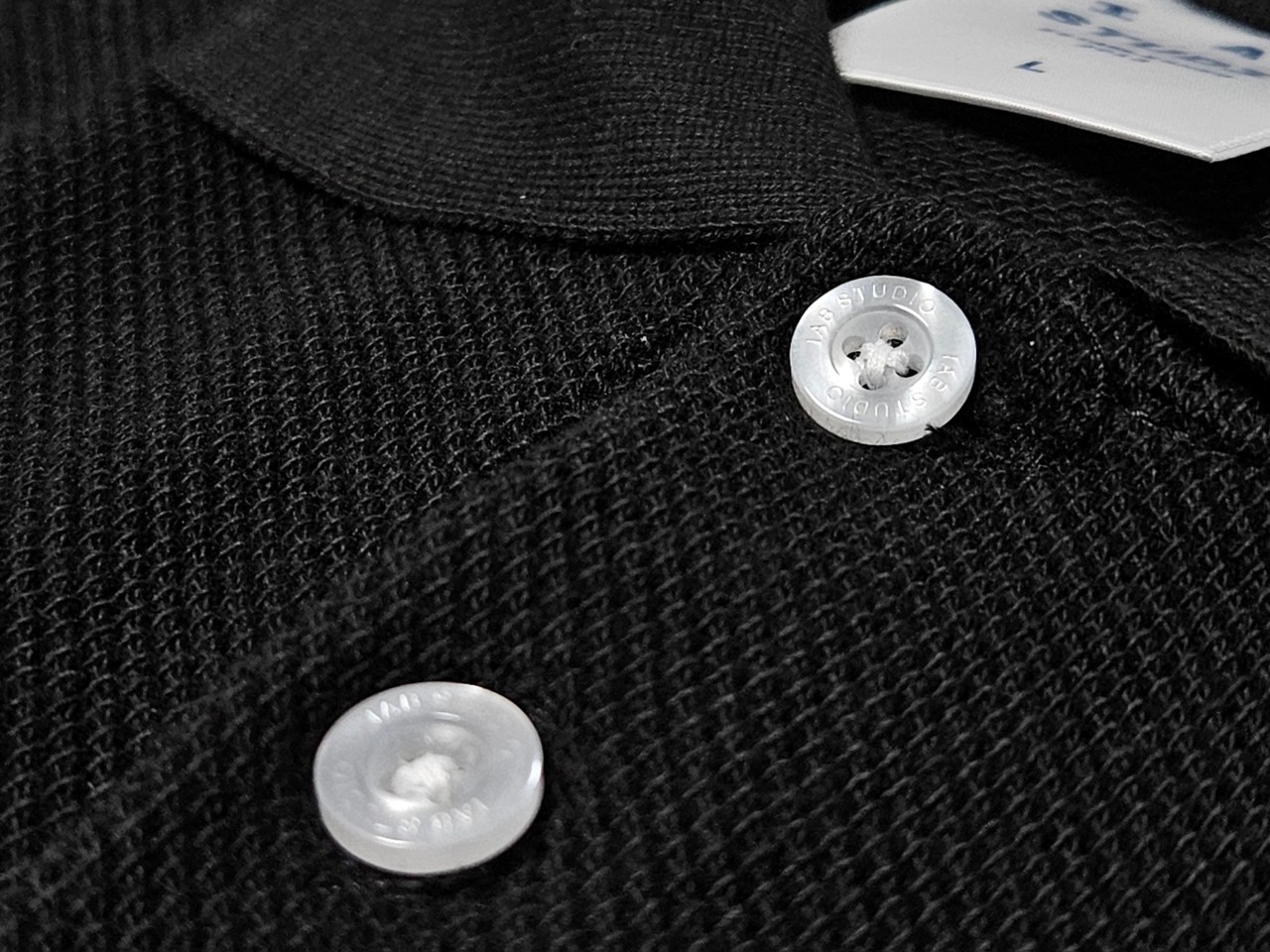 IAB Studio Cropped Pique Shirt Black - The Hyundai Seoul Exclusive 착용 스타일 - 5