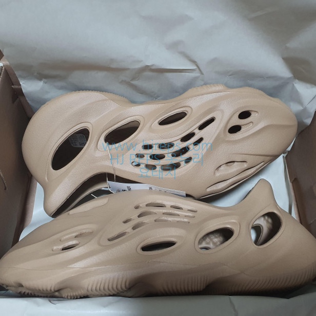 Adidas Yeezy Foam RNNR Ochre 착용 스타일