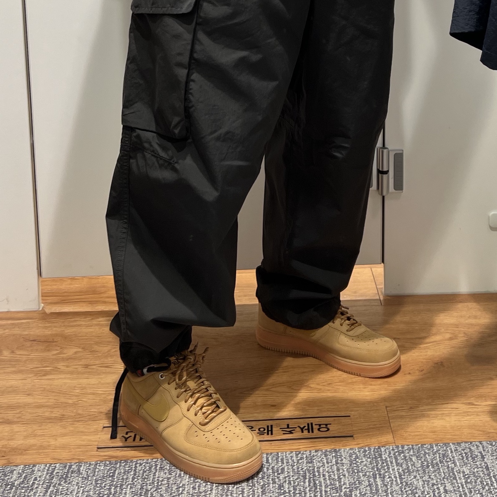 Nike Air Force 1 '07 WB Flax 착용 스타일 - 4