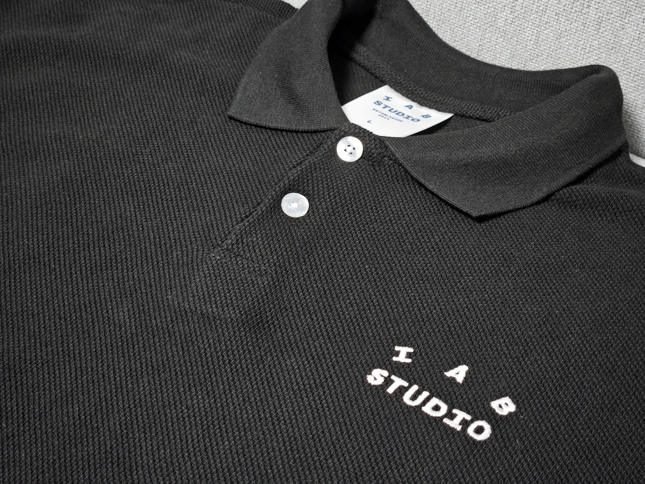 IAB Studio Cropped Pique Shirt Black - The Hyundai Seoul Exclusive 착용 스타일 - 2