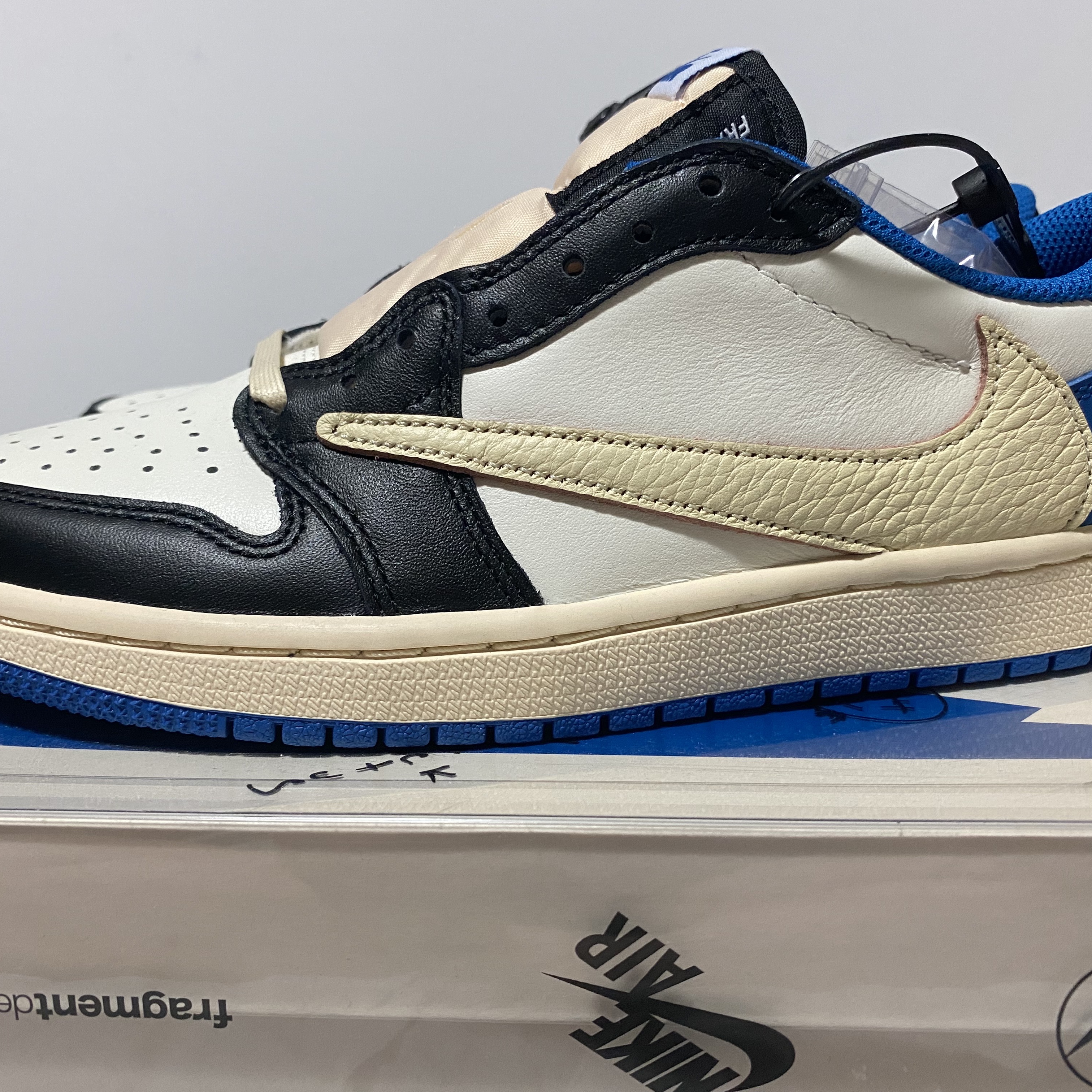 Jordan 1 x Travis Scott x Fragment Retro Low OG SP Military Blue, NewJeans Tokki Merchandise Fluffy Keyring Pink 착용 스타일 - 2