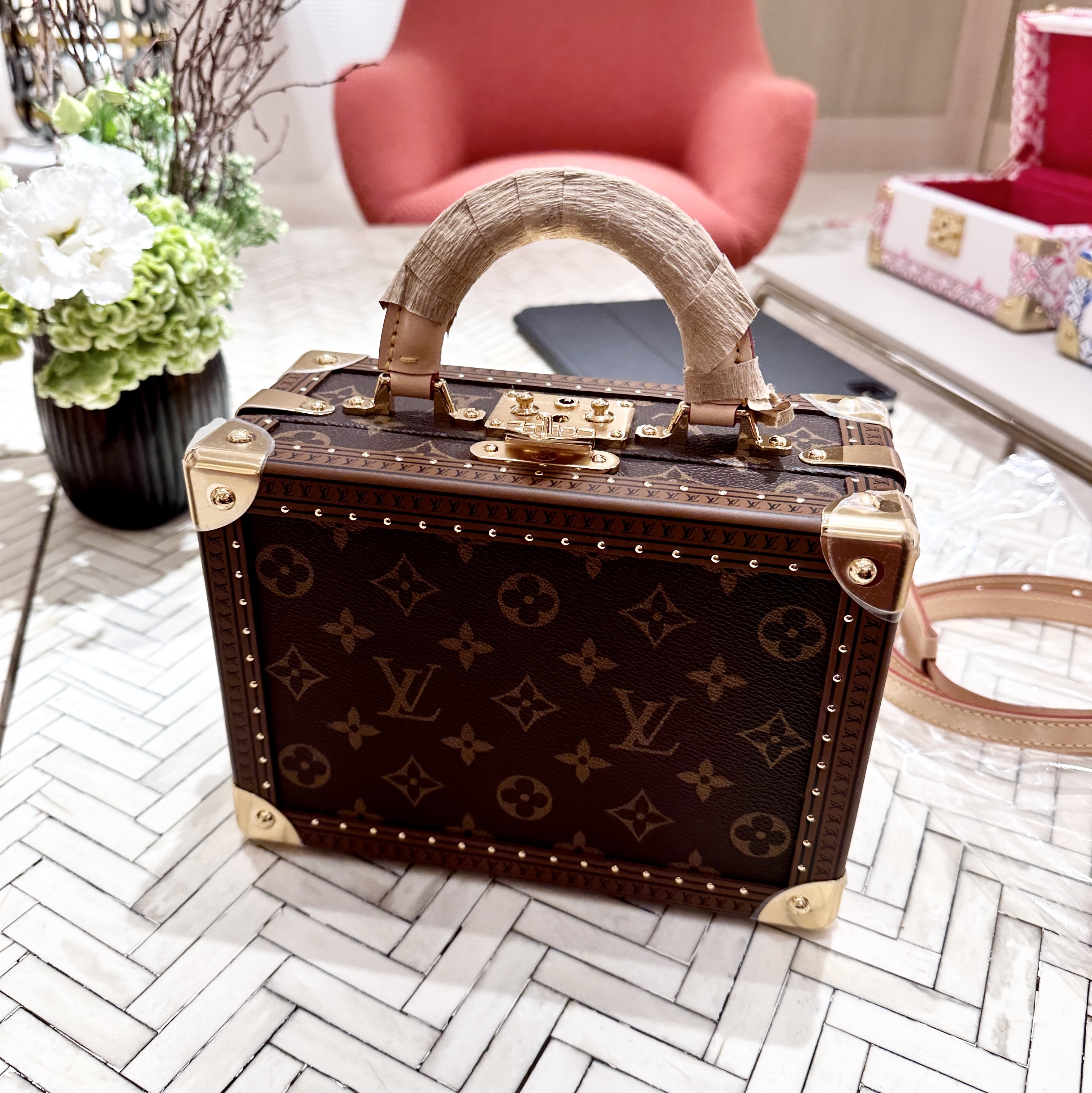 Louis Vuitton Onthego GM Monogram Empreinte Black, Balenciaga x Adidas Triple S Sneakers Black 착용 스타일 - 3