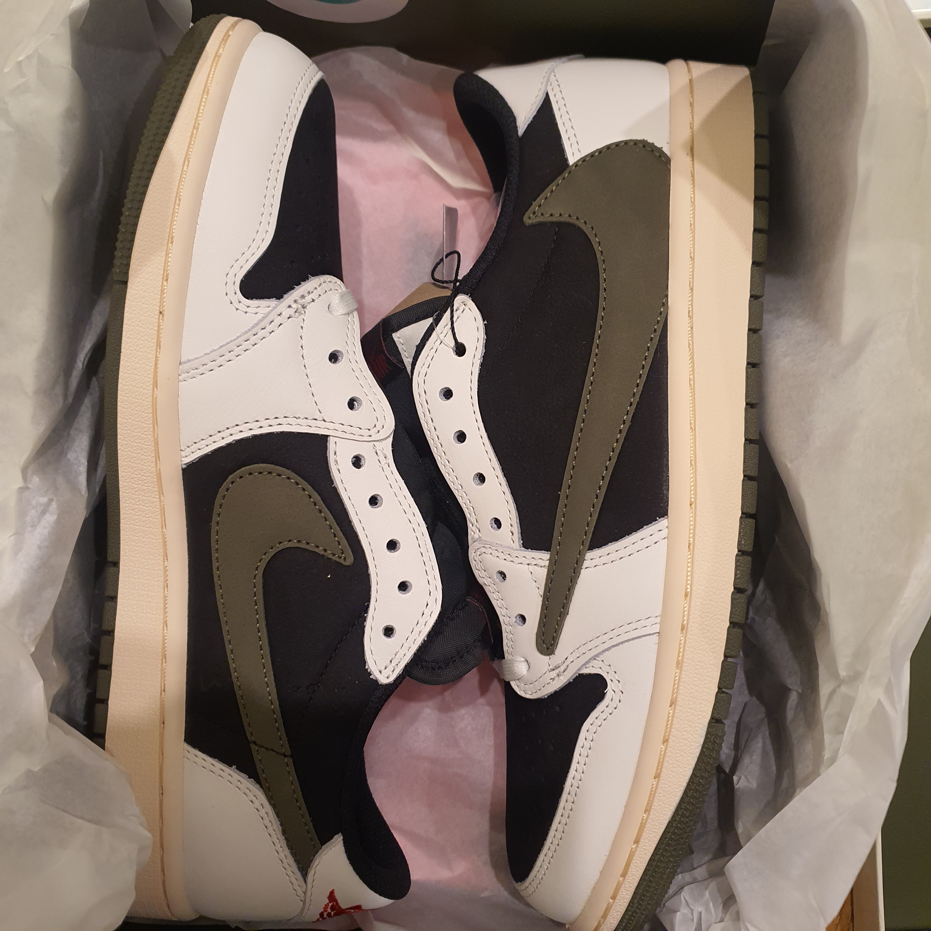 (W) Jordan 1 x Travis Scott Retro Low OG SP Medium Olive 착용 스타일