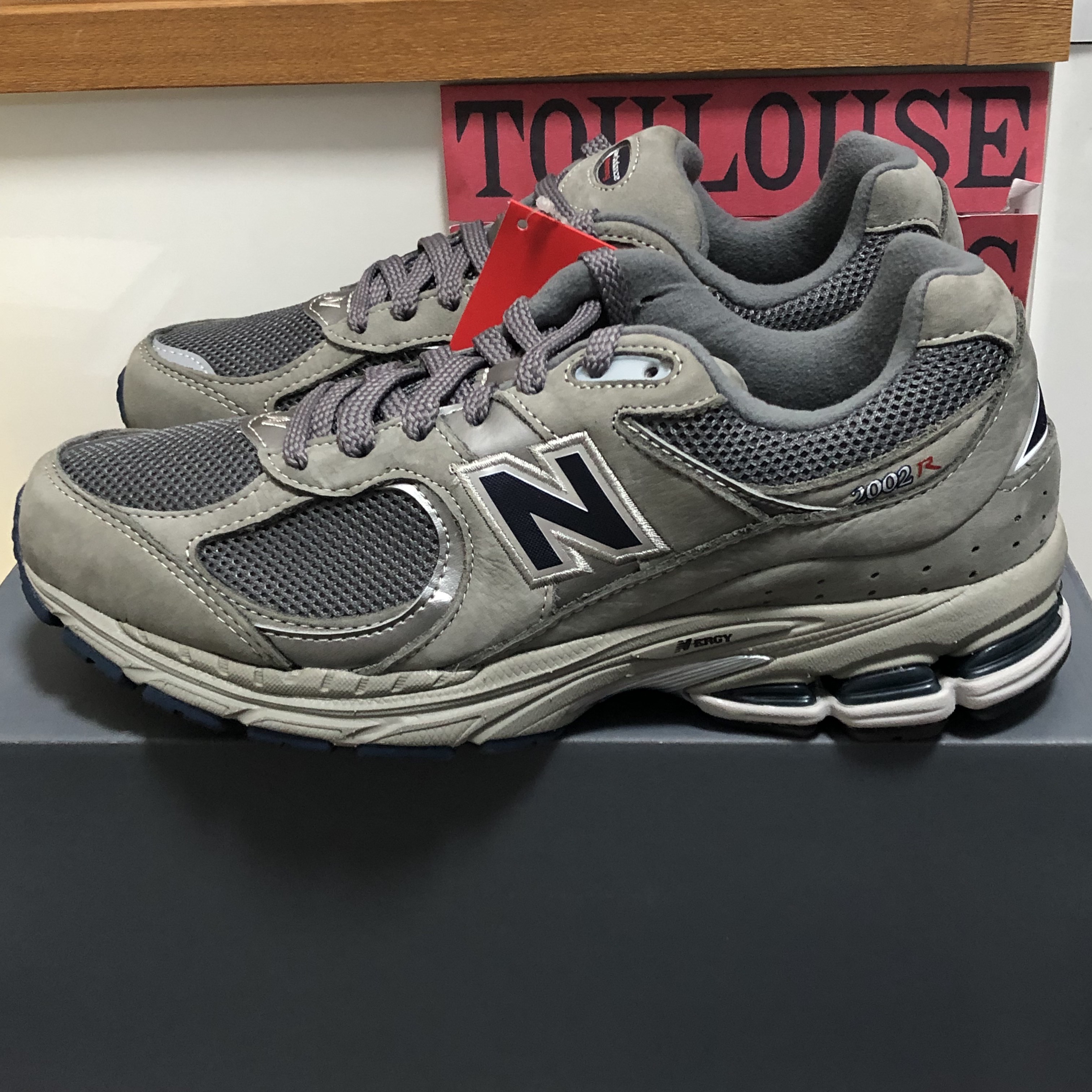 New Balance 2002R Gray 착용 스타일