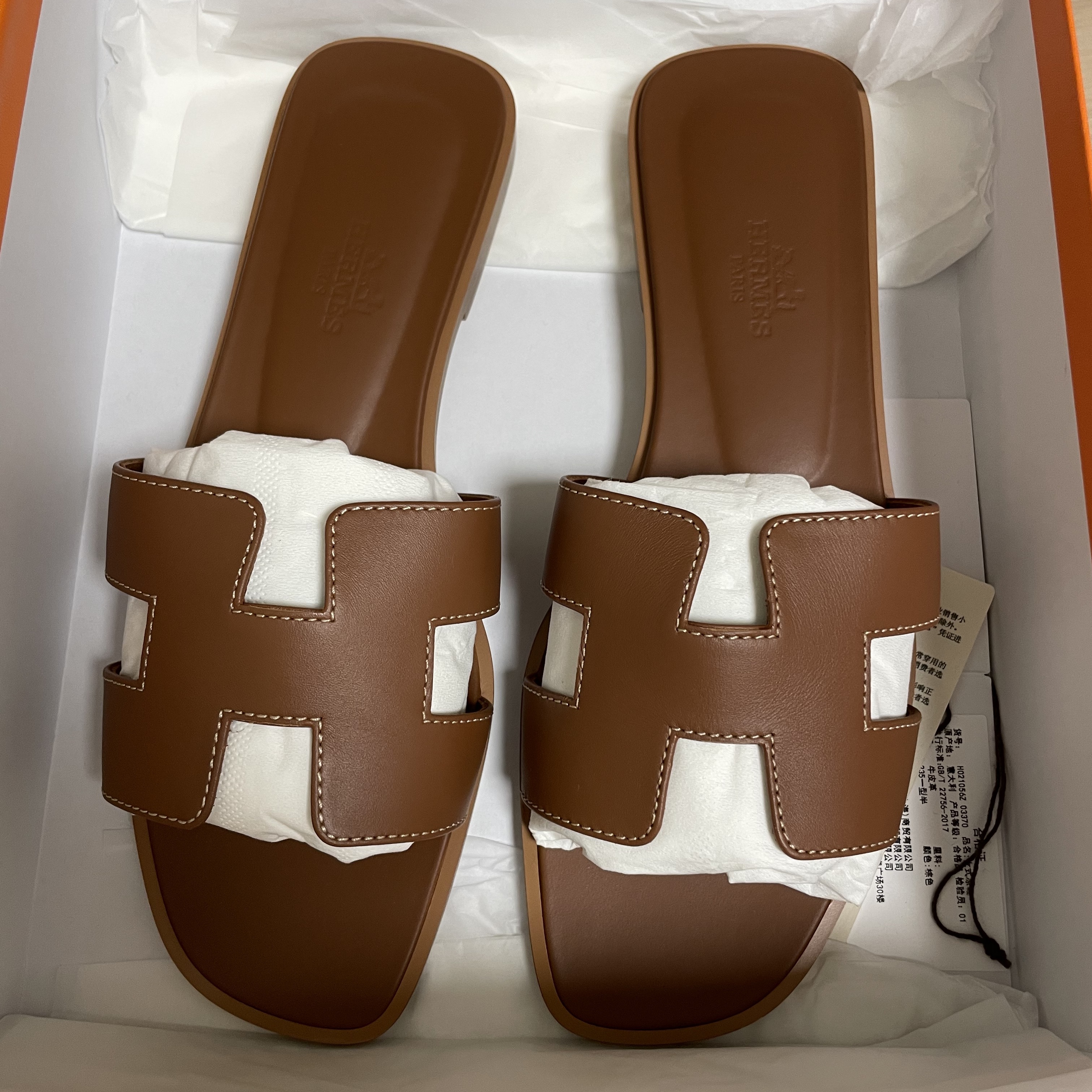 (W) Hermes Oran Sandal Calfskin & Gold Piqures Ecrues 착용 스타일