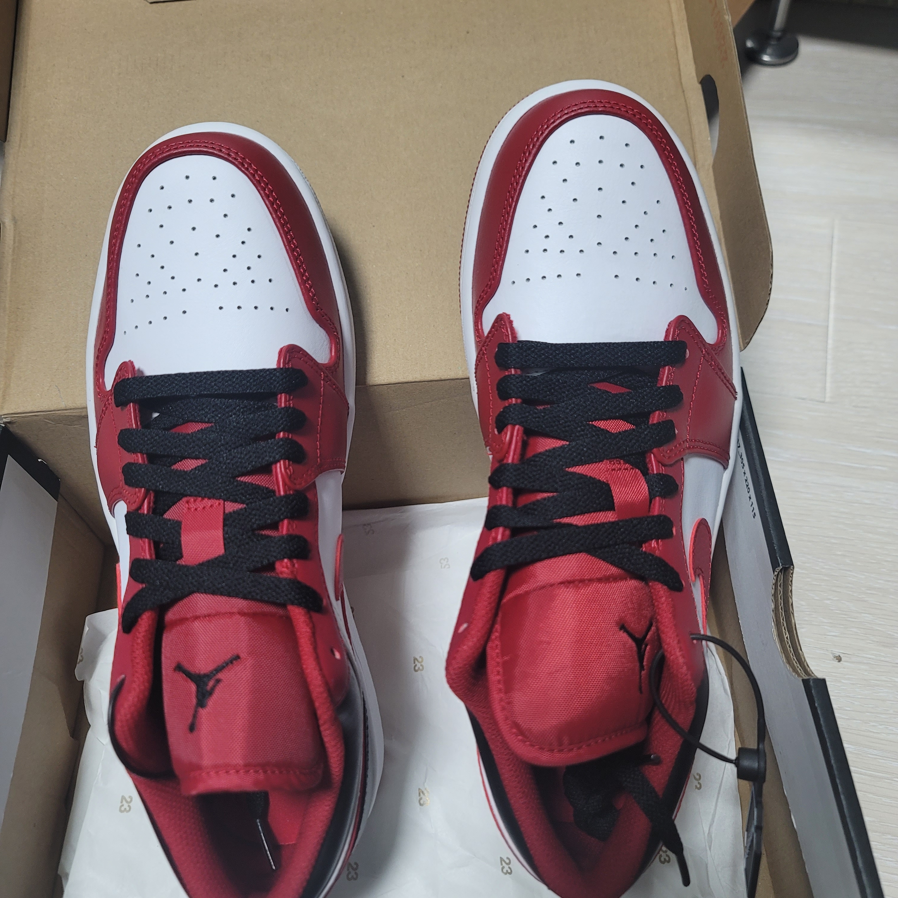 Jordan 1 Low White Gym Red Black 착용 스타일 - 2