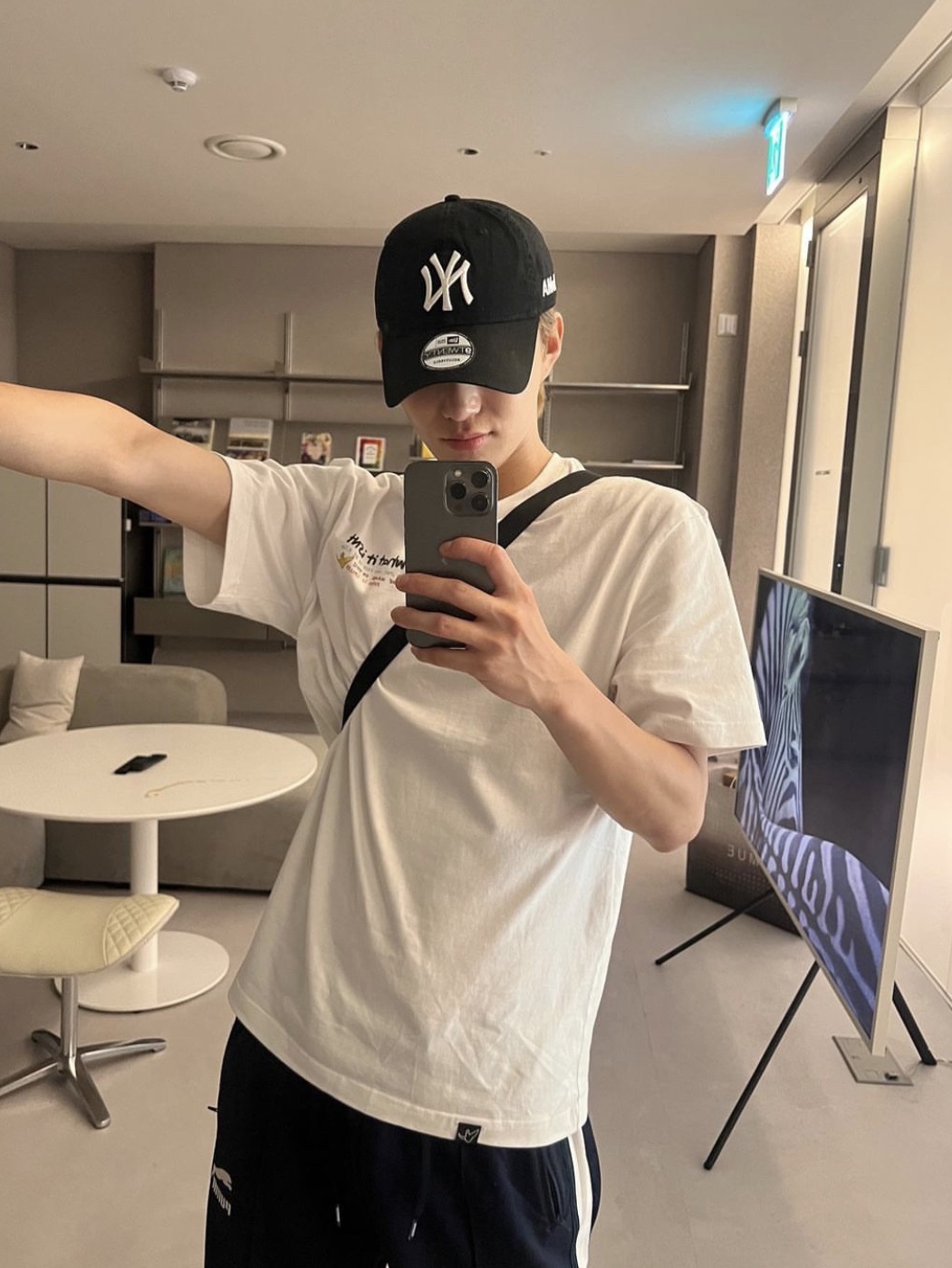 New Era x MoMA New York Yankees Cap Black 착용 스타일