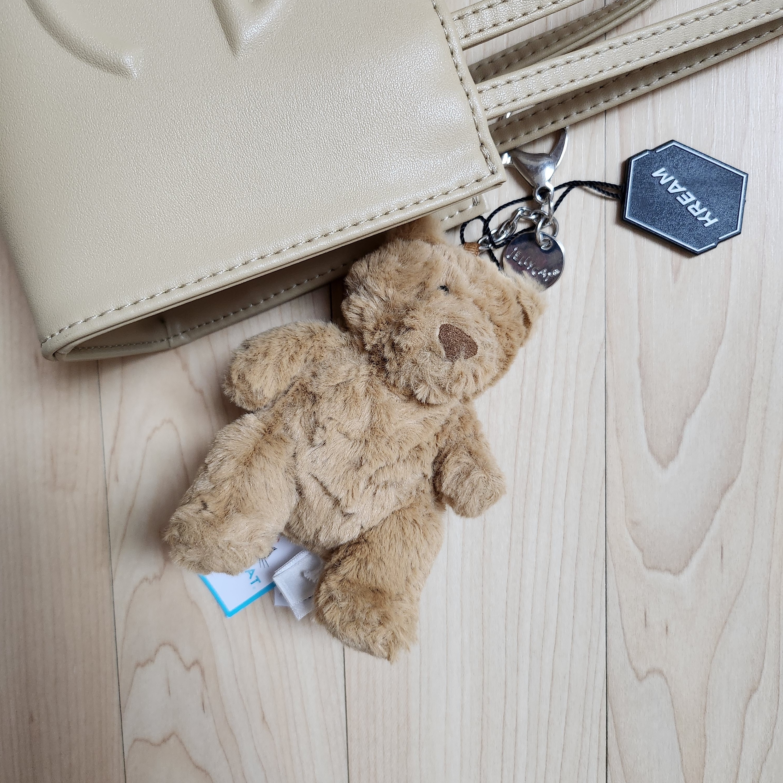 Jellycat Bartholomew Bear Bag Charm Brown 착용 스타일 - 2