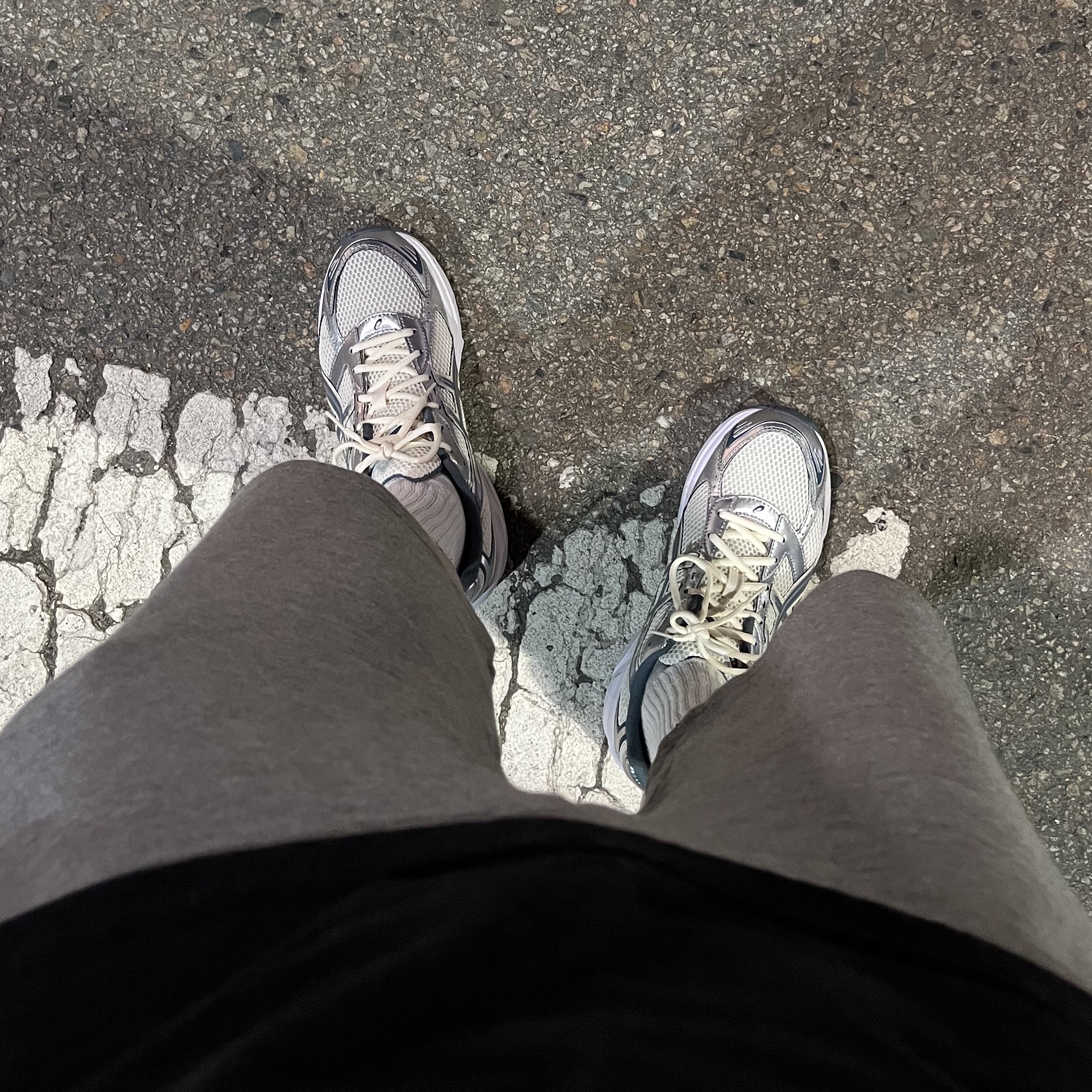 Asics Gel-1130 Cream Ironclad 착용 스타일