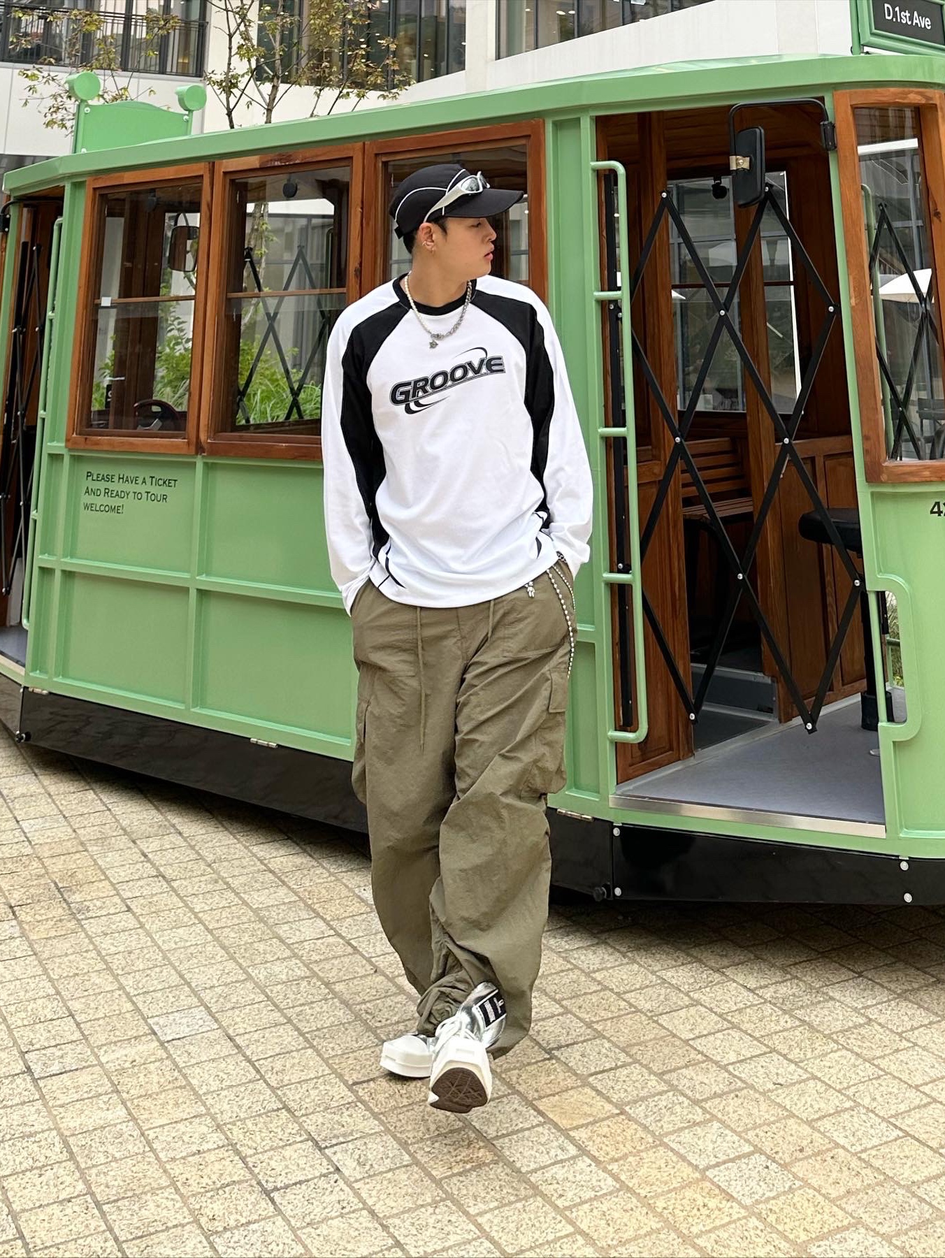 Converse x Drkshdw Turbodrk Chuck 70 Ox Silver Lacquered Denim, Balenciaga Swift Oval Sunglasses Silver 착용 스타일 - 2