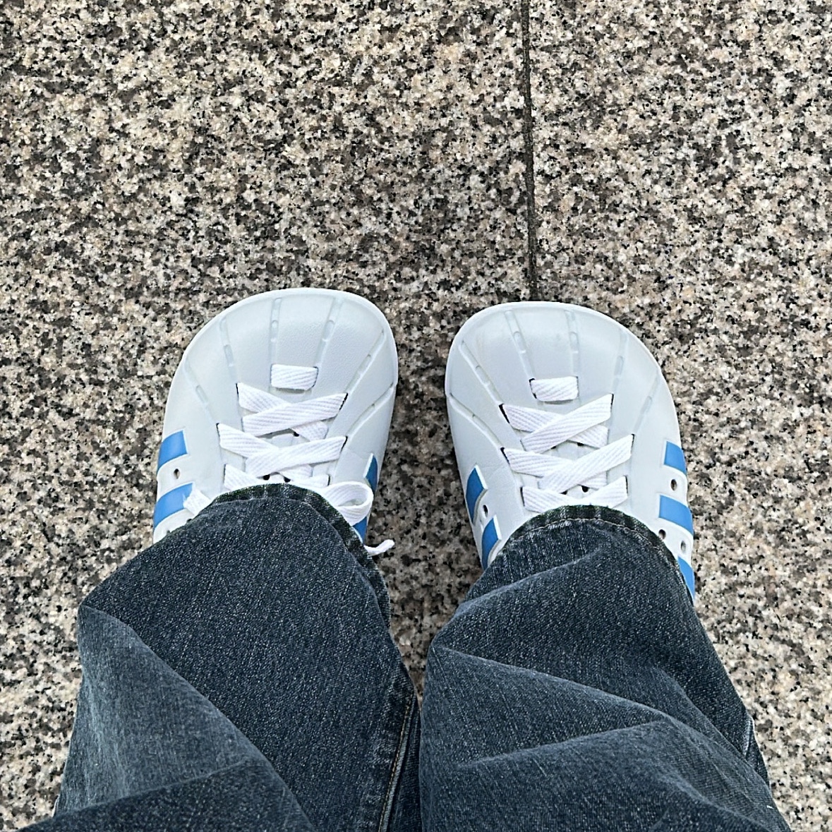 Adidas Adilette Clog Sky Blue 착용 스타일