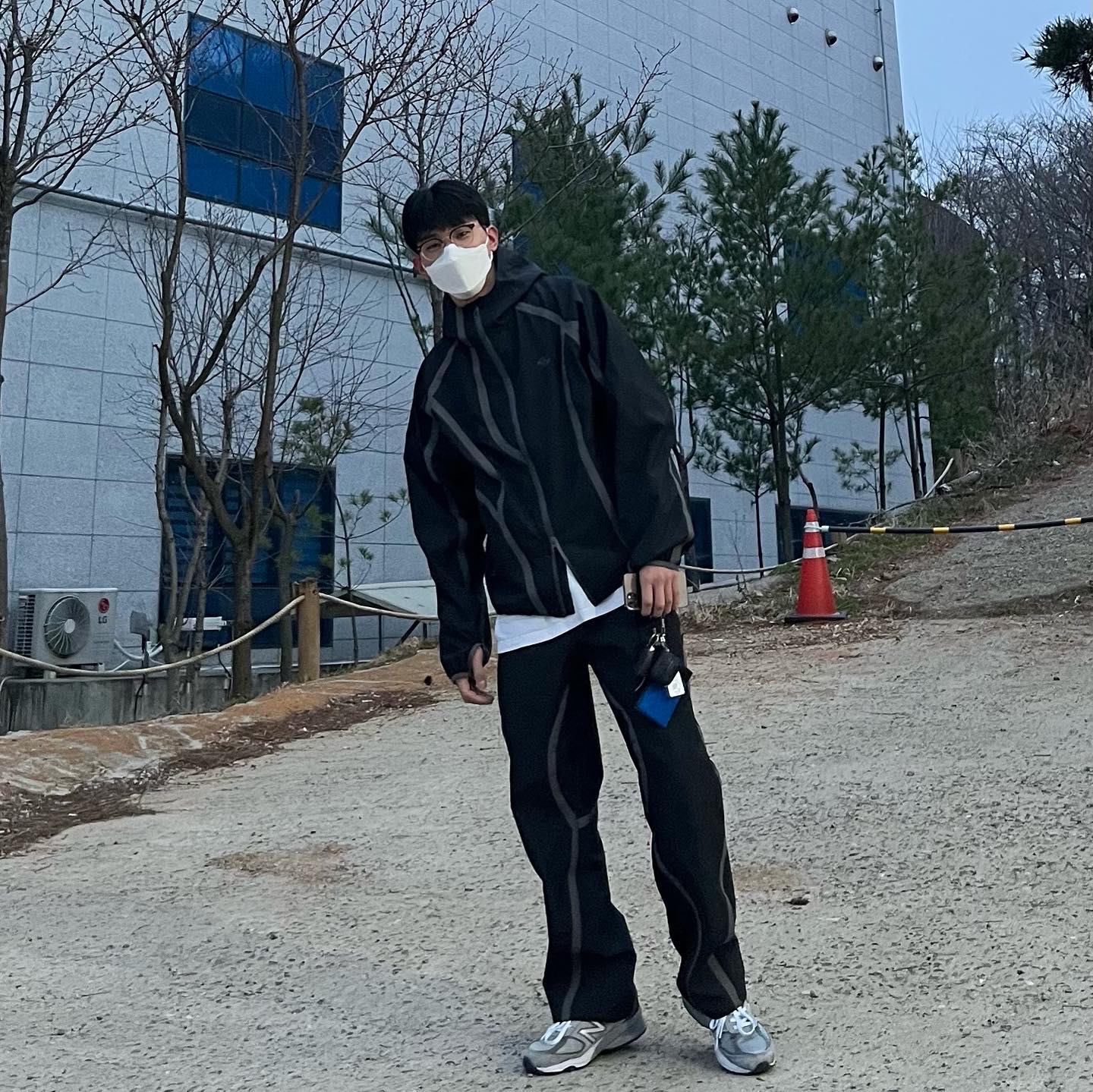 Sansan Gear Windblock Jacket Black - 22SS, New Balance 990v5 Made in USA Grey - D Standard 착용 스타일 - 2