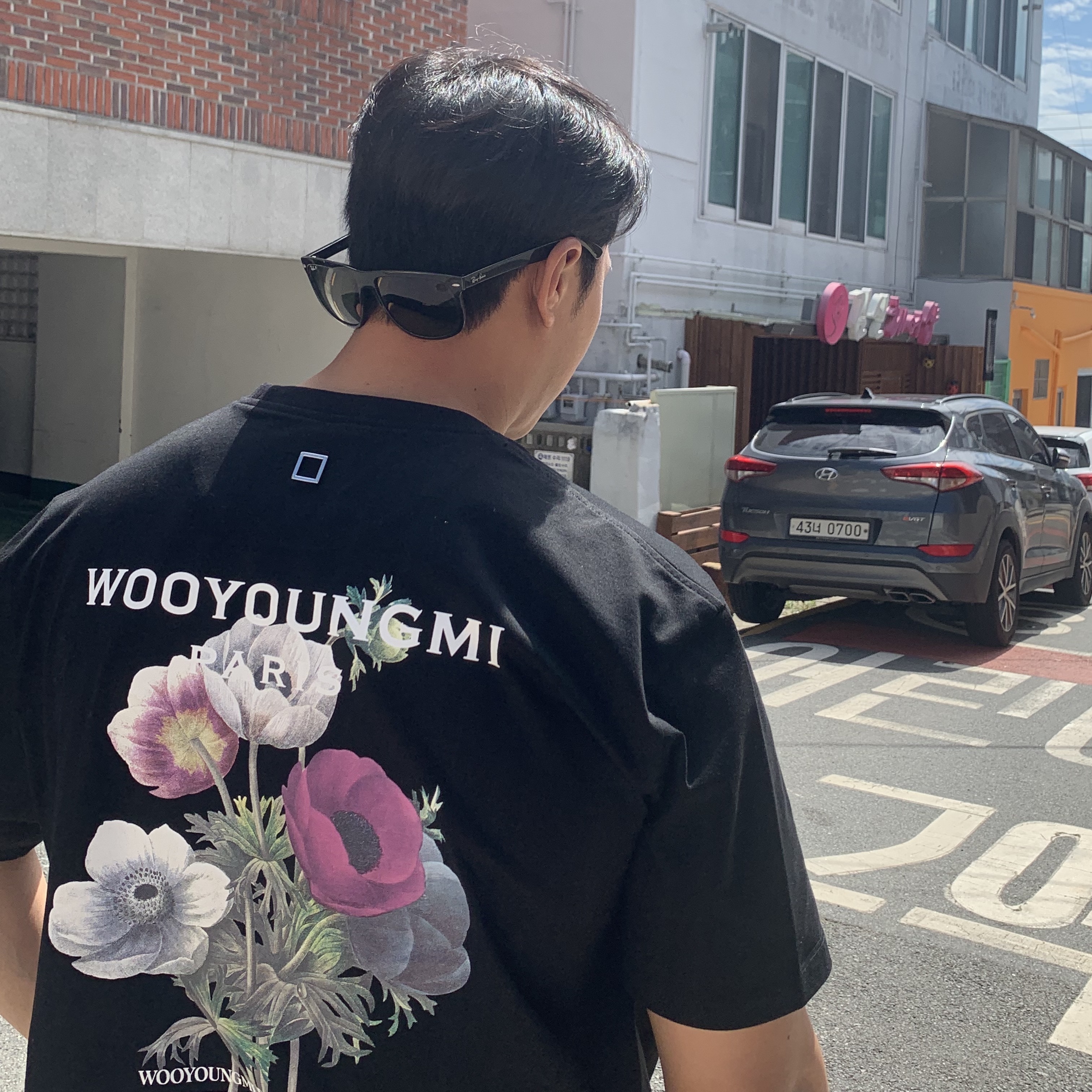Wooyoungmi Flower Print Back Logo T-Shirt Black - 23FW, Ray-Ban 4260D Gloss Black Frame Green Classic Lenses Low Bredge Fit 착용 스타일 - 1