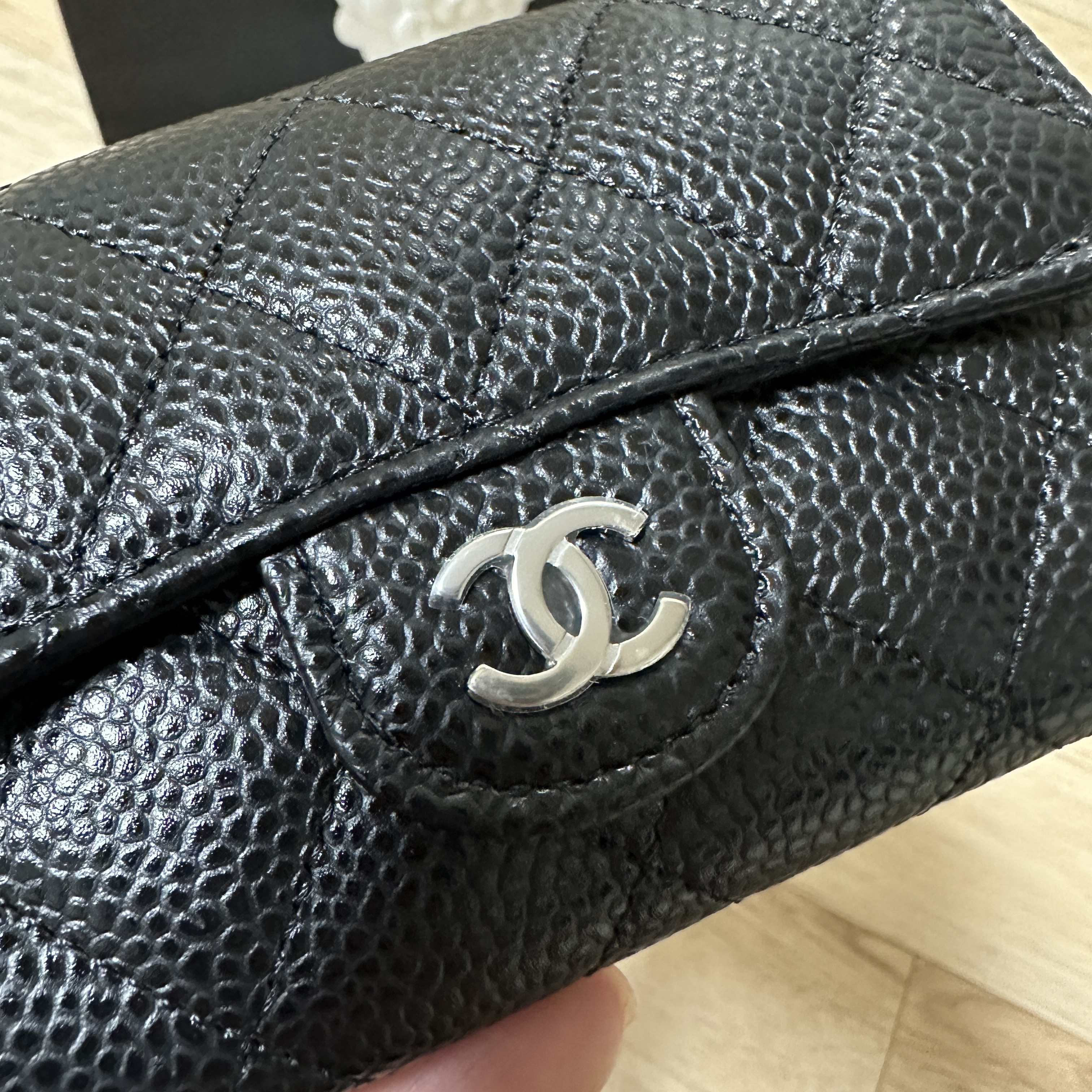 Chanel Classic Card Holder Grained Calfskin & Silver Black 착용 스타일 - 3