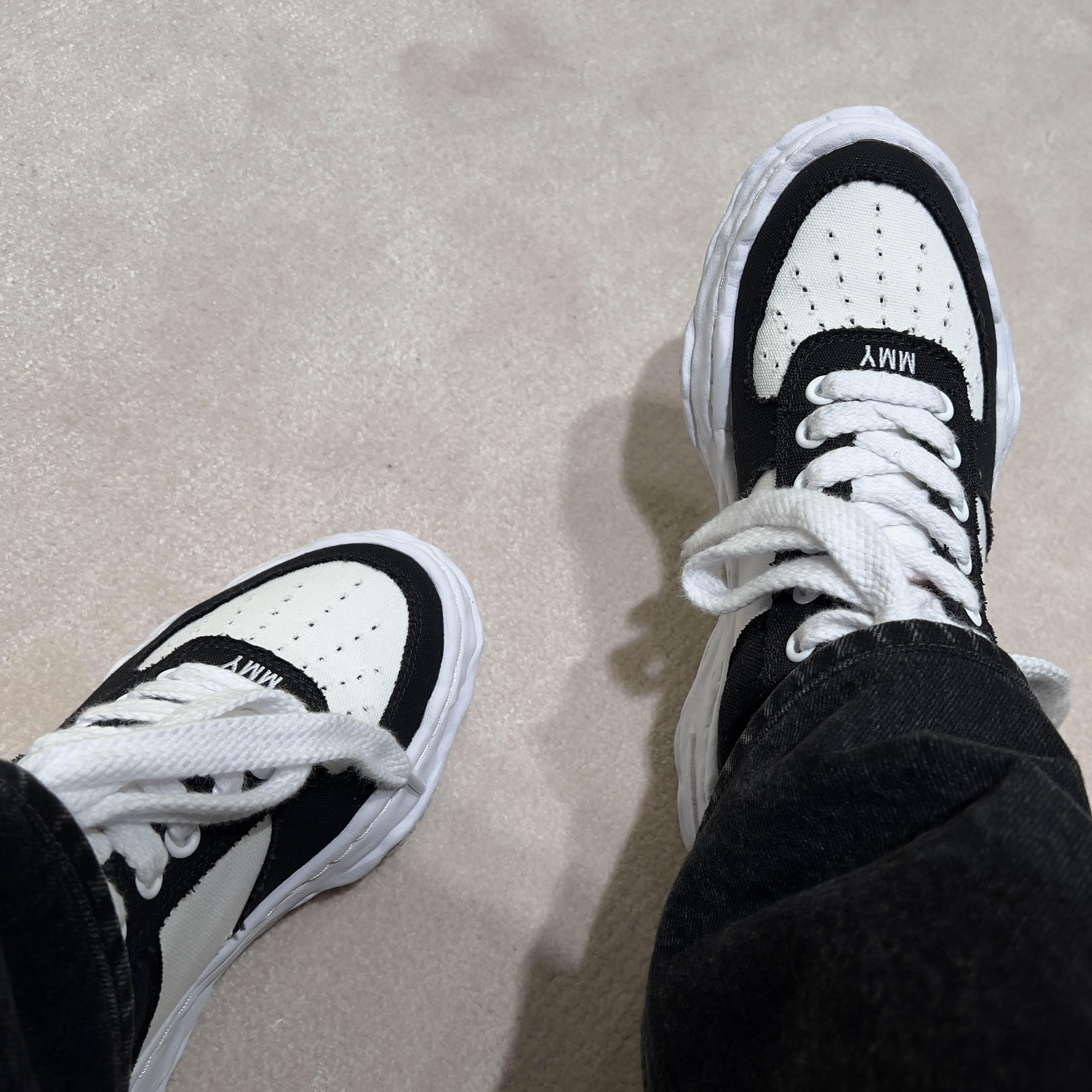 Maison Mihara Yasuhiro Wayne OG Sole Canvas Low-top Sneakers Black White 착용 스타일