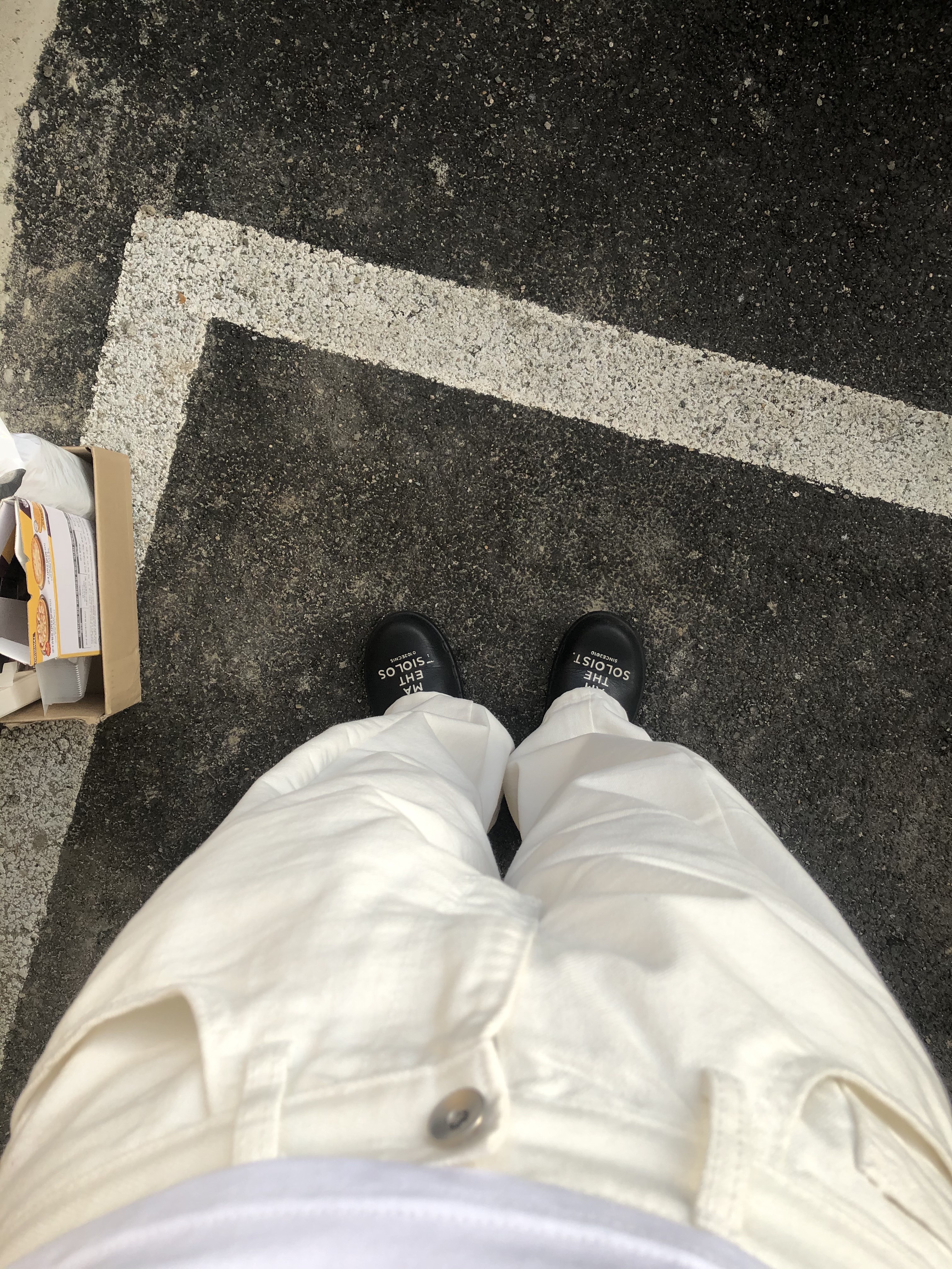 [예약 배송][KREAM 단독] Safarispot 1/2 Basic Safari T-Shirt White, Oofos x Takahiromiyashita The Soloist The Soloist's Way Of Life Clog Black White 착용 스타일 - 3