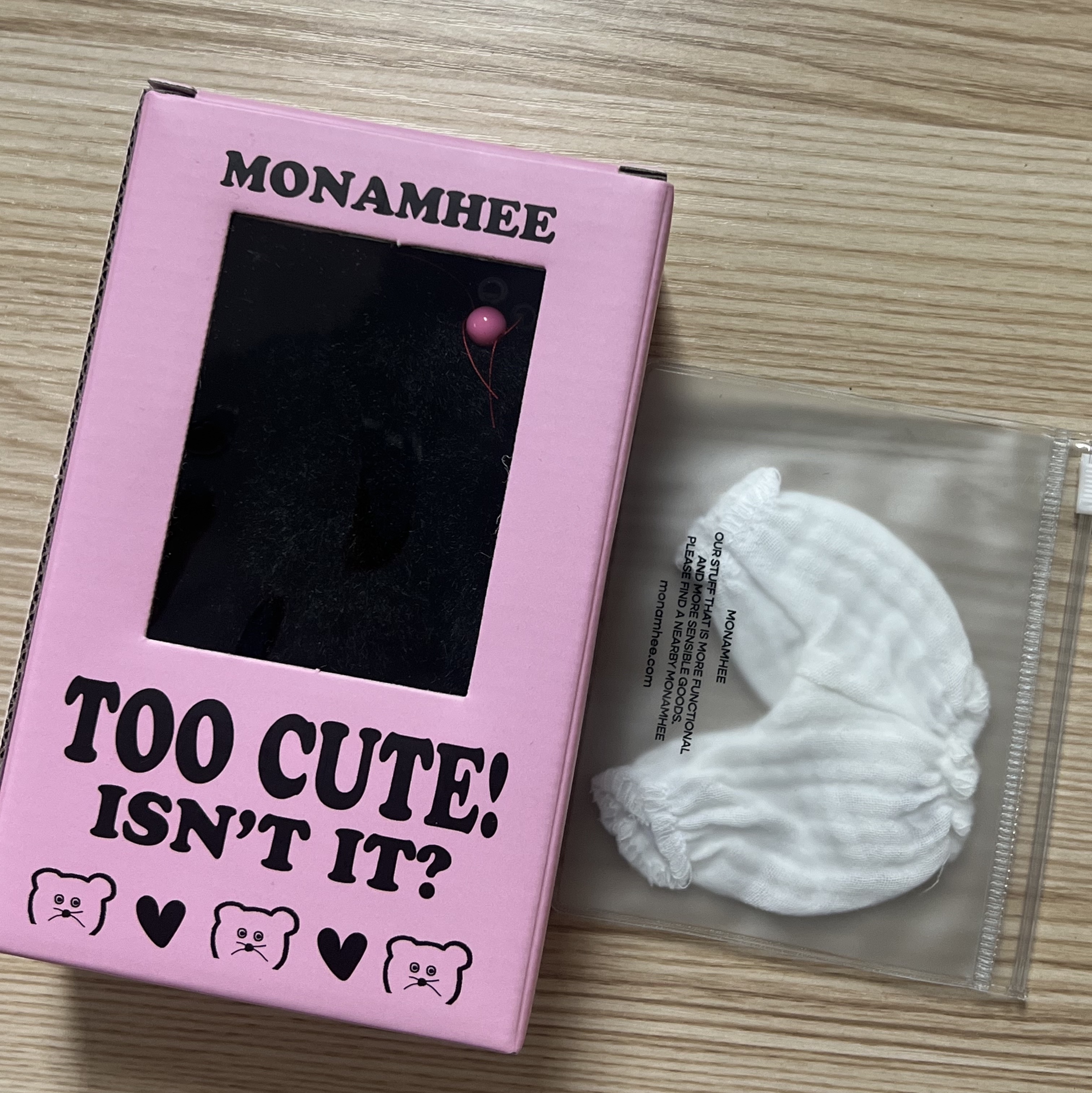 Monamhee Beulpingi Keyring with White Pants Black 착용 스타일
