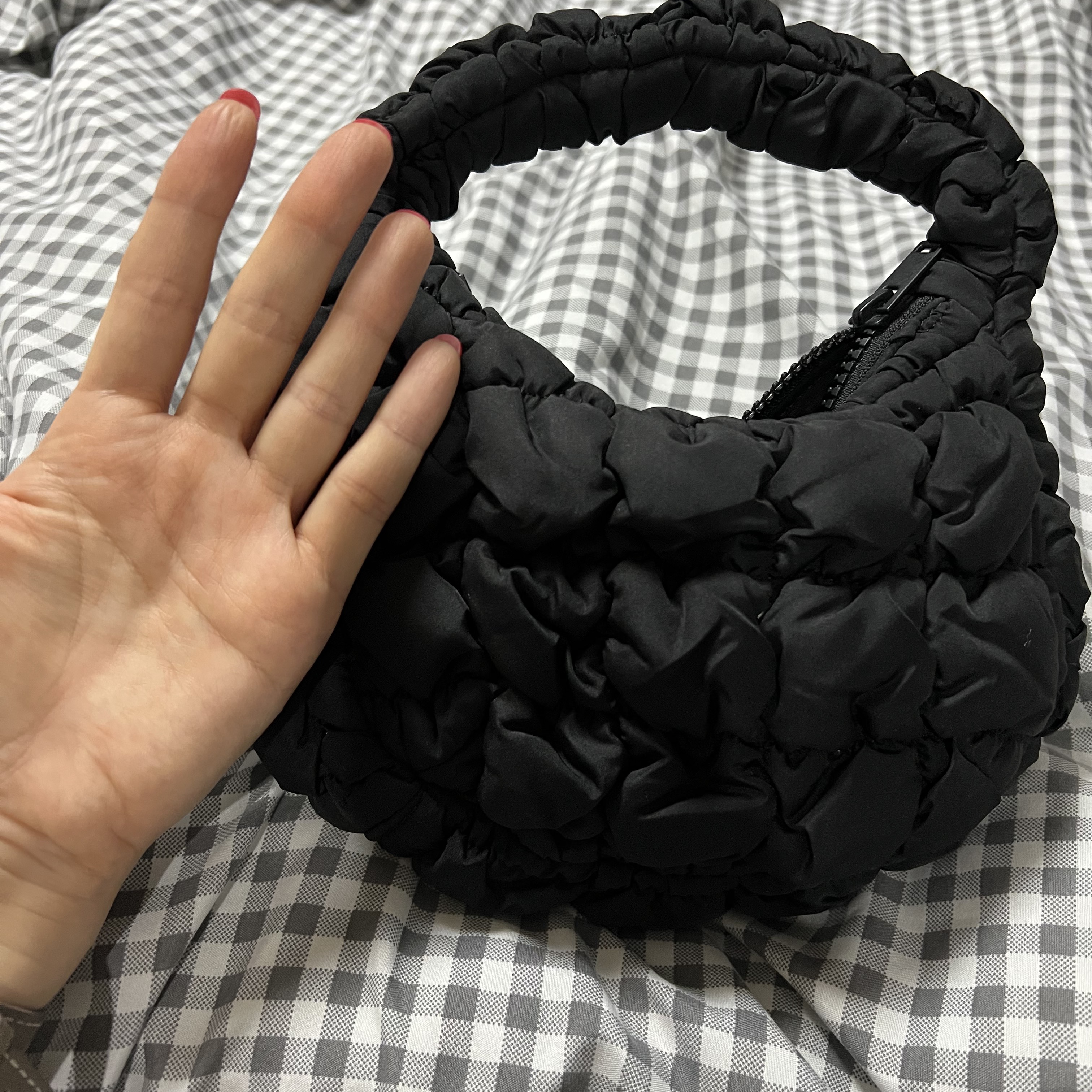 COS Quilted Micro Bag Black 착용 스타일