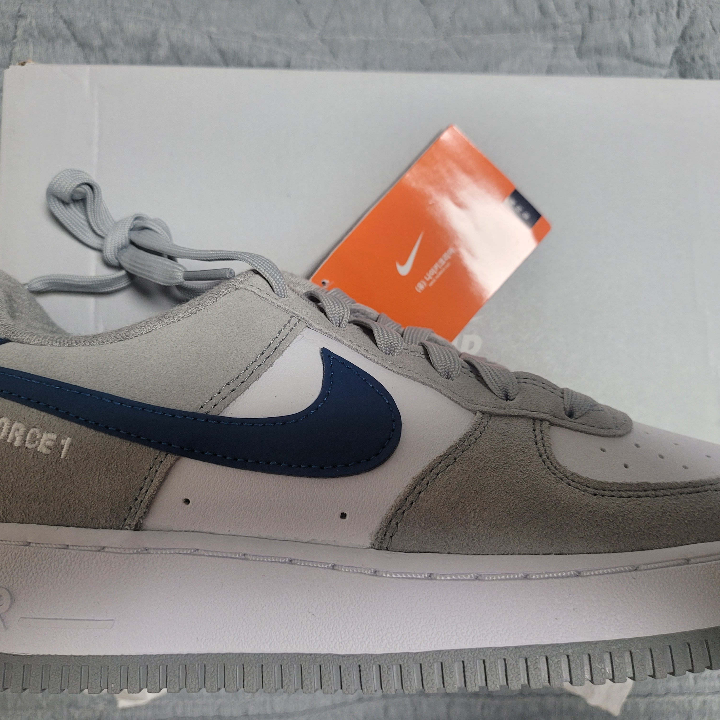 (GS) Nike Air Force 1 LV8 Athletic Club Light Smoke Grey Marina 착용 스타일