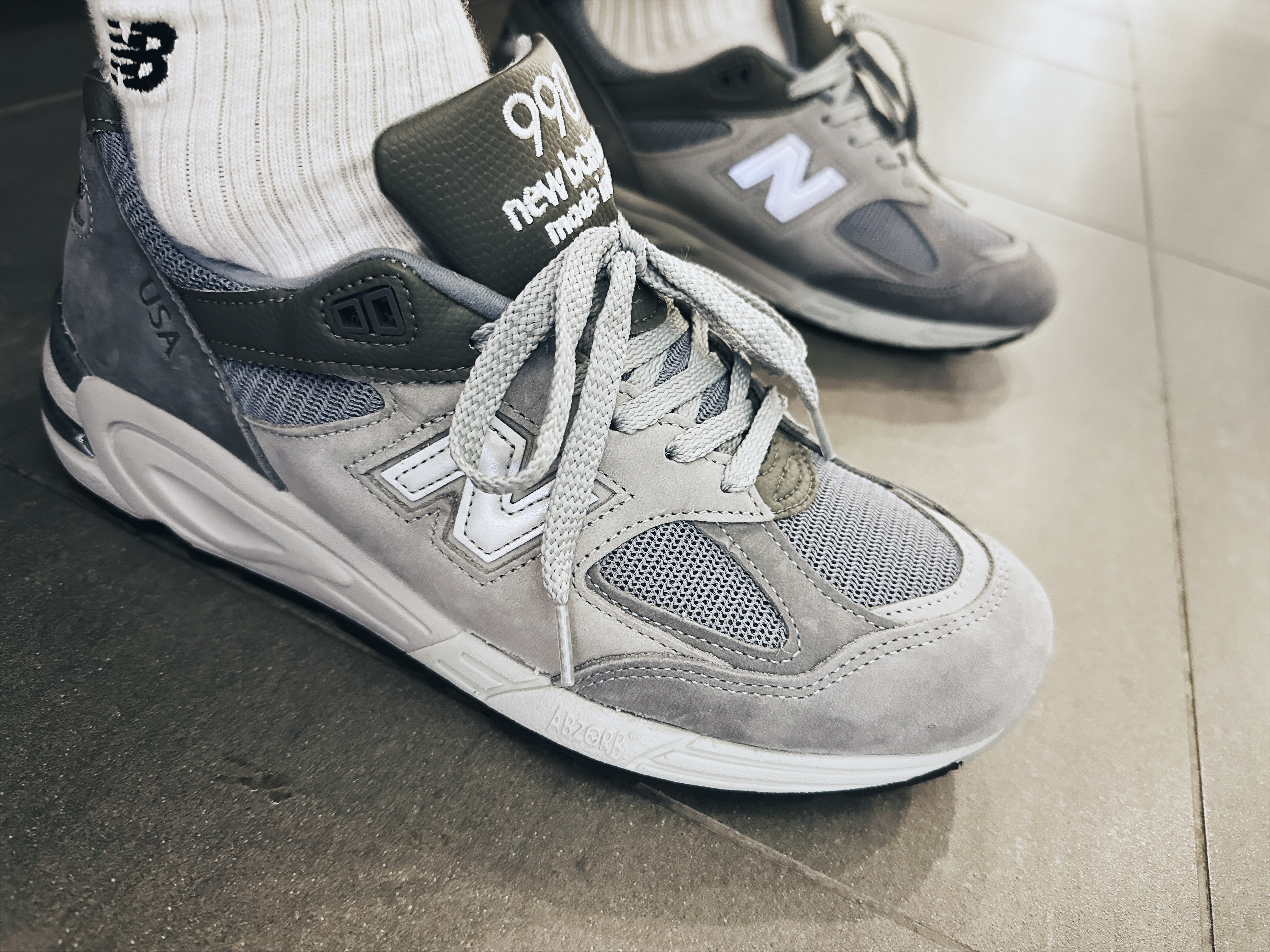 New Balance x WTAPS 990v2 Made in USA Grey 착용 스타일 - 2