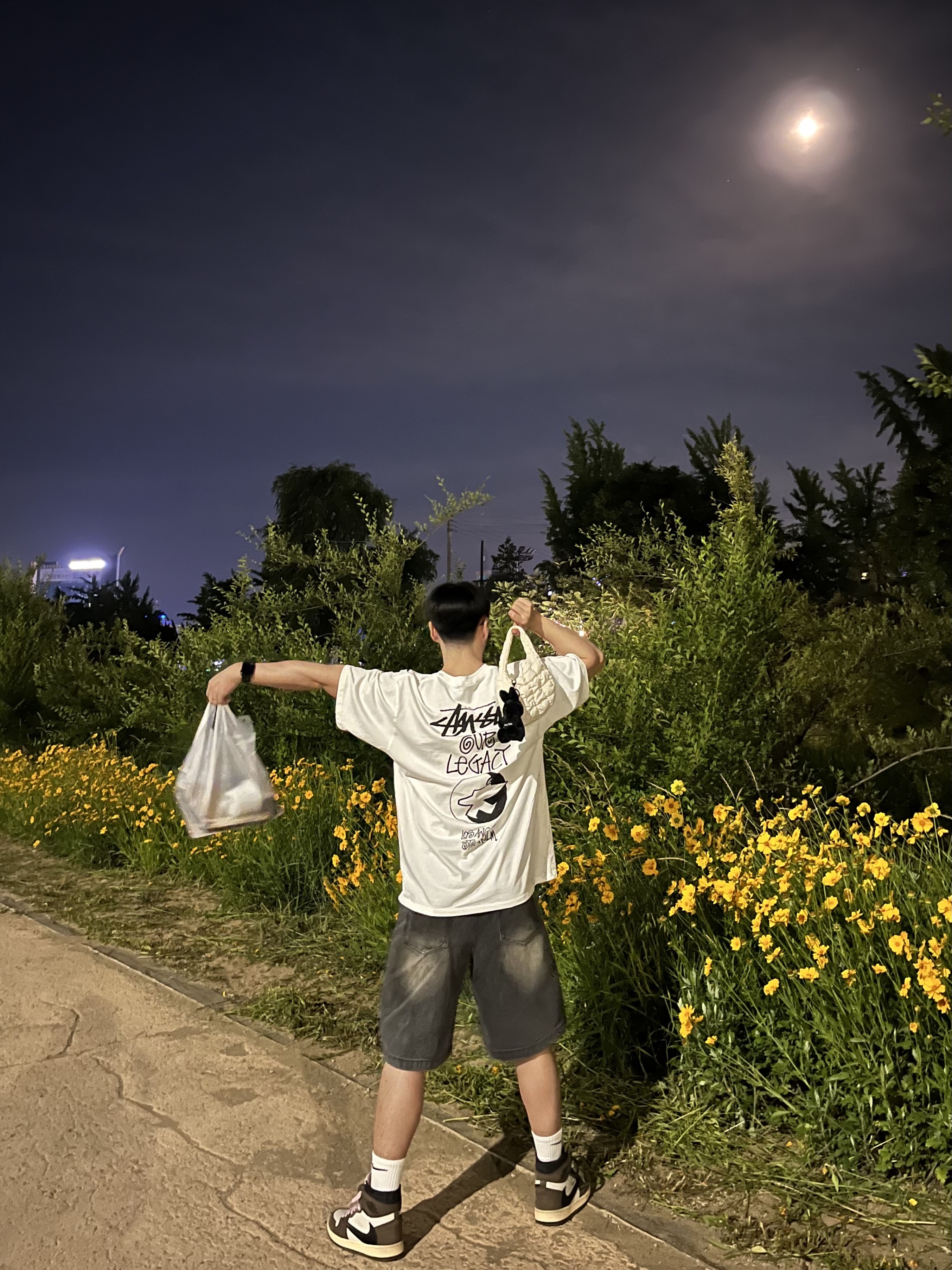 Stussy x Our Legacy Surfman Pig. Dyed T-Shirt Natural - 21FW, COS Quilted Micro Bag Off White 착용 스타일