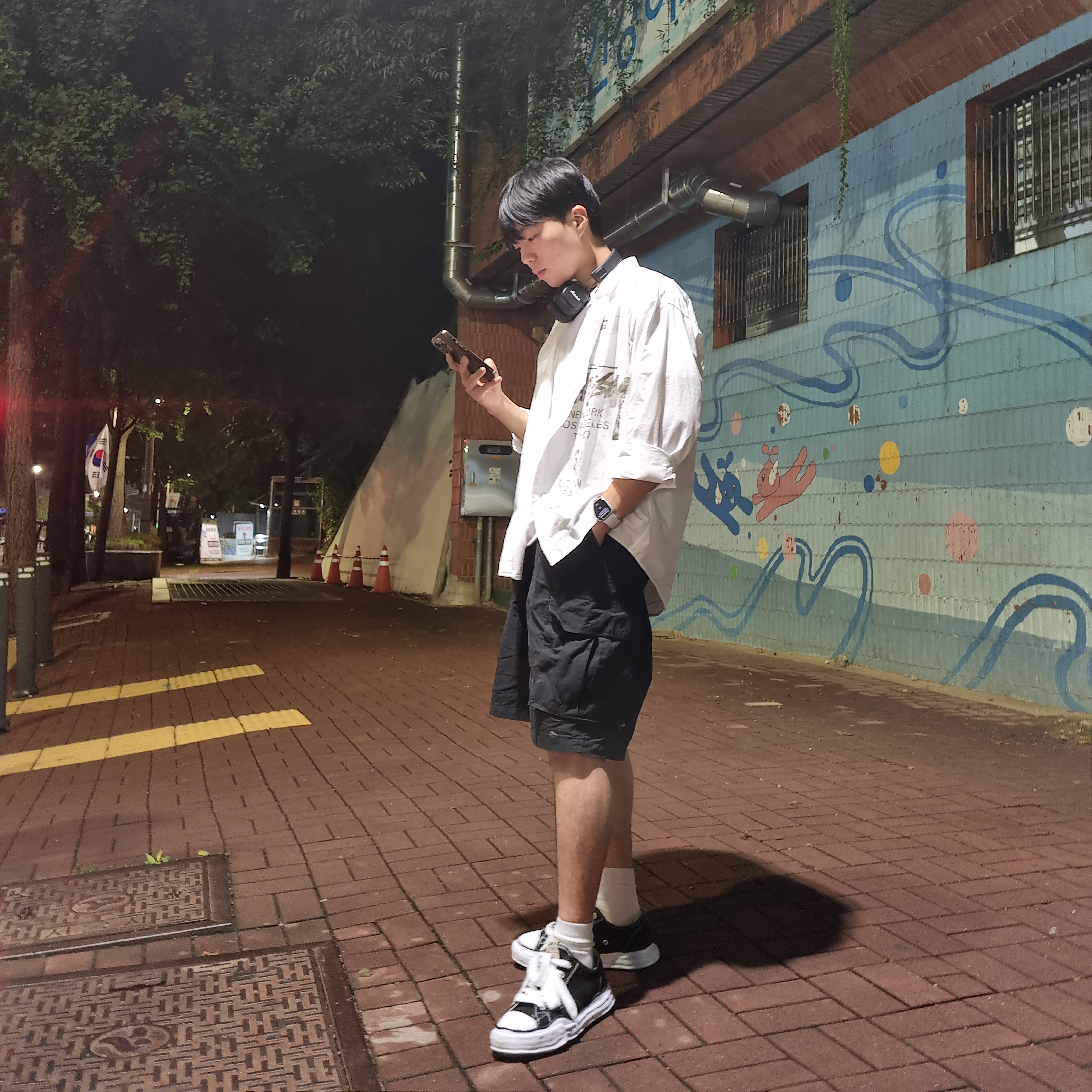 Marshall Major IV Black (Korean Ver.), Stussy World Tour Shirt White 착용 스타일