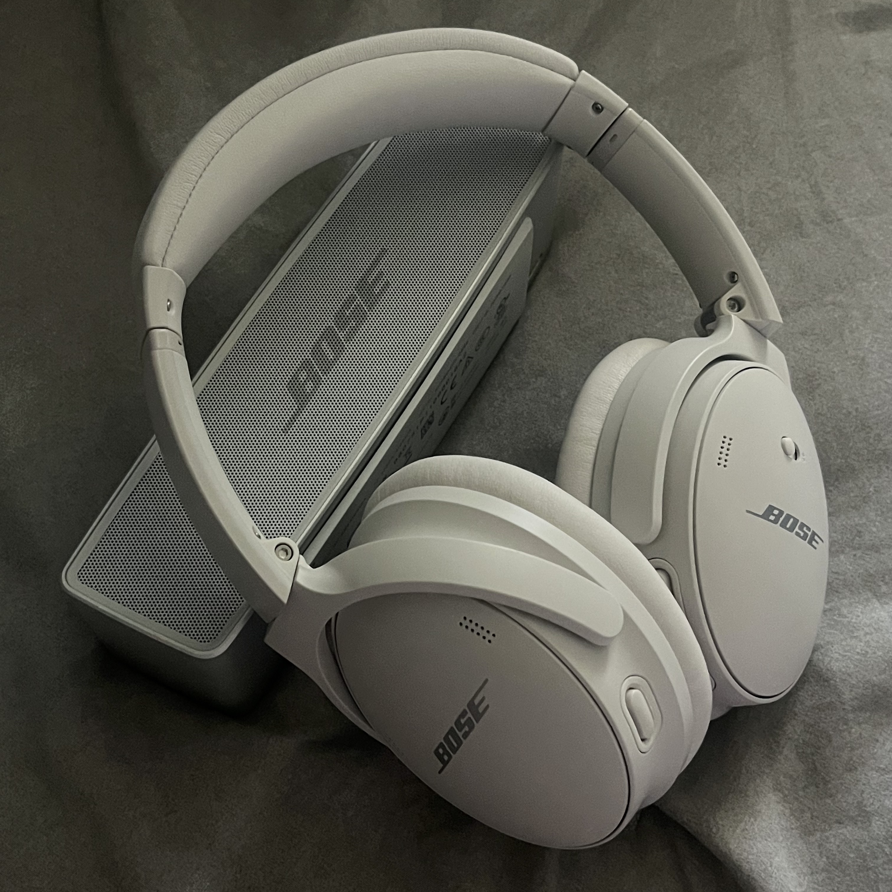 BOSE QC45 White Smoke (Korean Ver.), BOSE Soundlink Mini II SE Luxe Silver (Korean Ver.) 착용 스타일