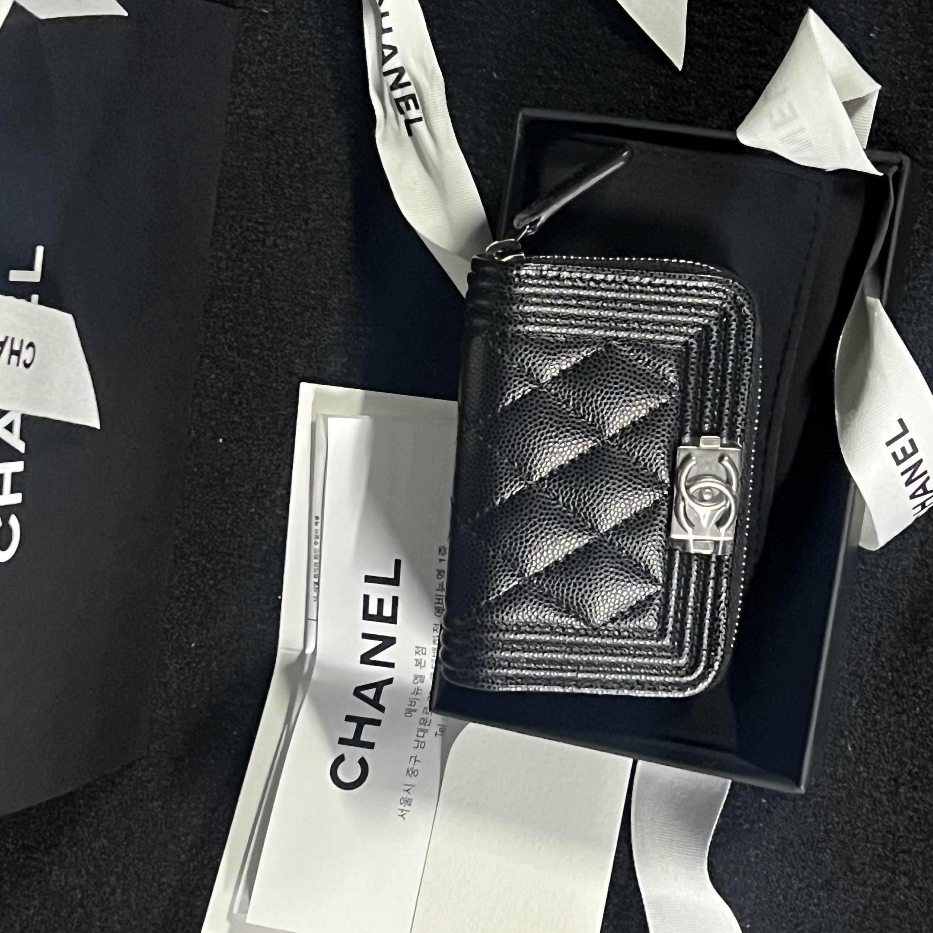 Chanel Boy Chanel Zipped Coin Purse Grained Calfskin & Ruthenium Black 착용 스타일