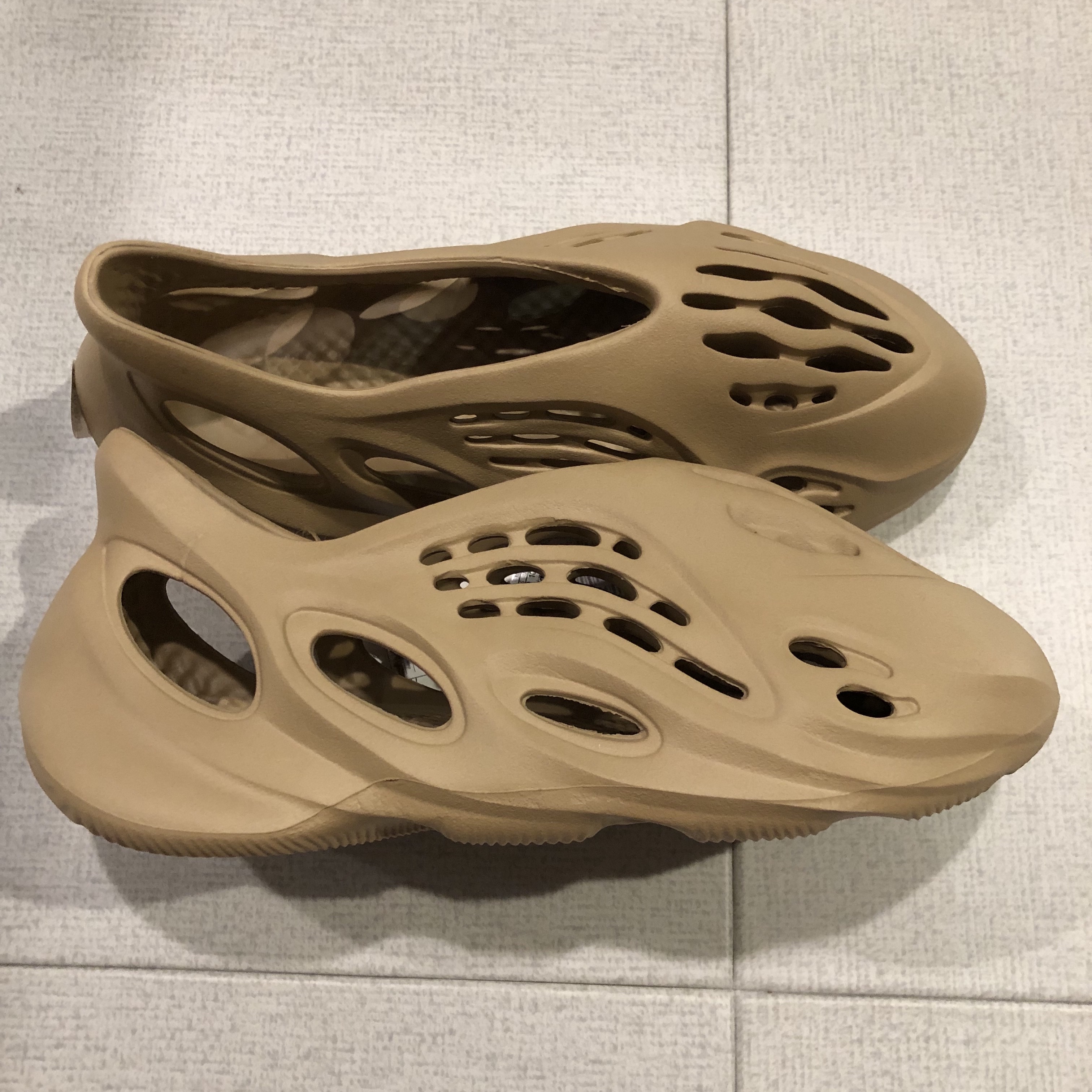 Adidas Yeezy Foam RNNR Ochre 착용 스타일