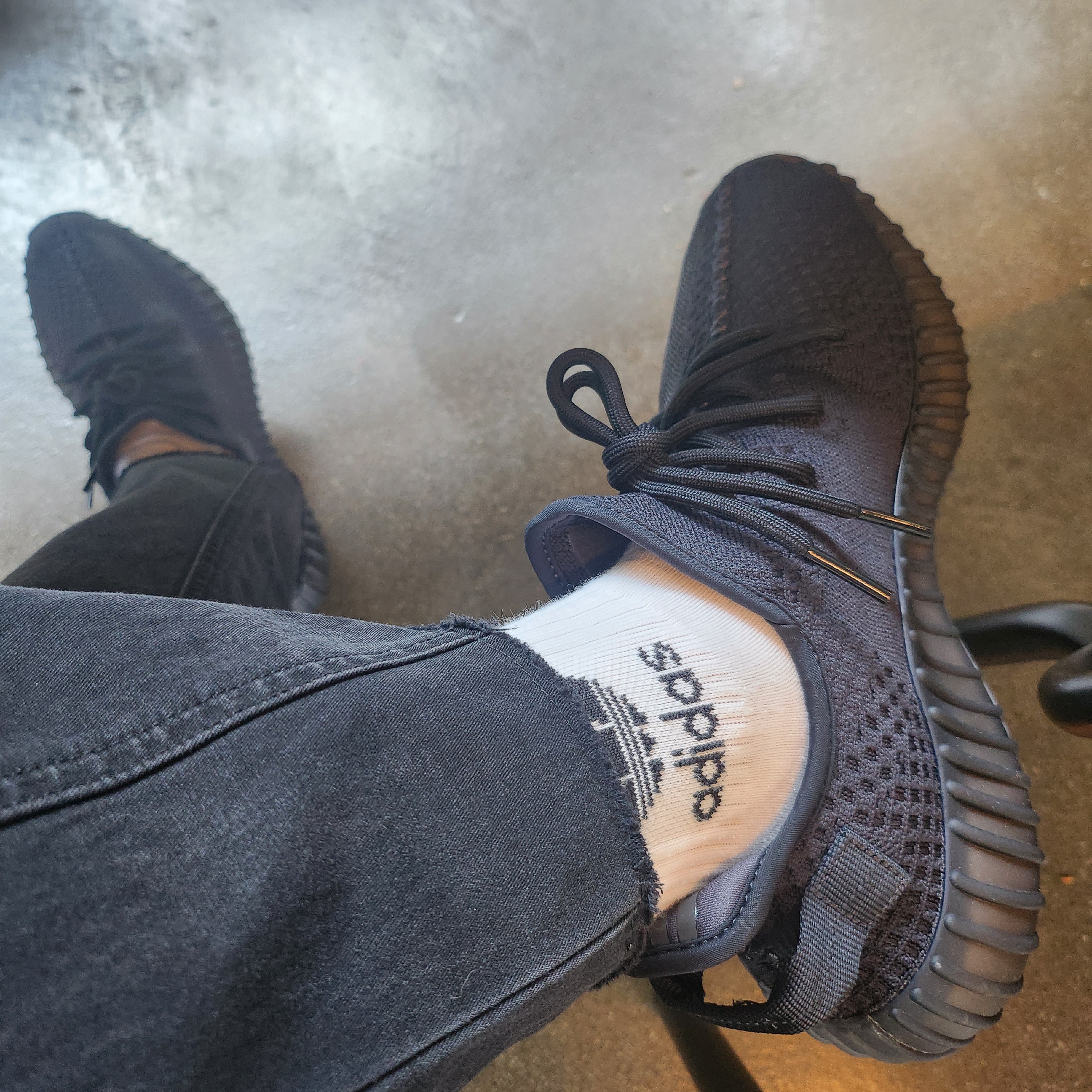 Adidas Yeezy Boost 350 V2 Onyx 착용 스타일 - 2