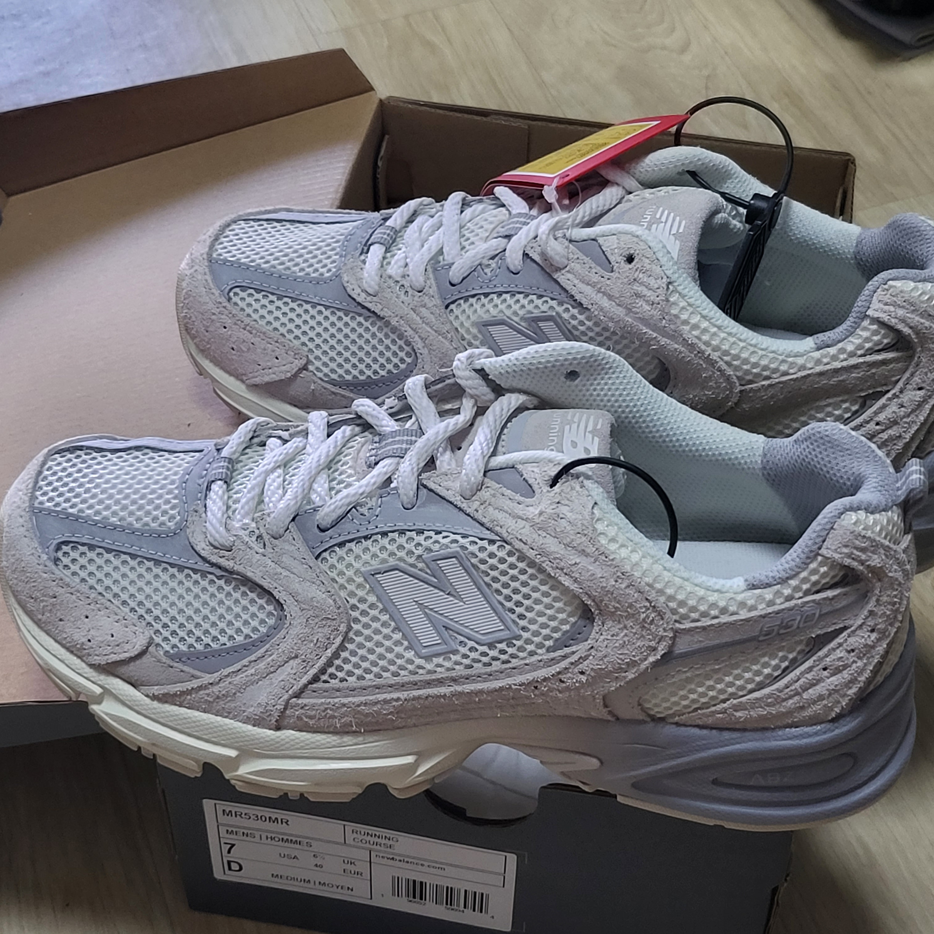 New Balance 530 Premium Vintage Beige 착용 스타일