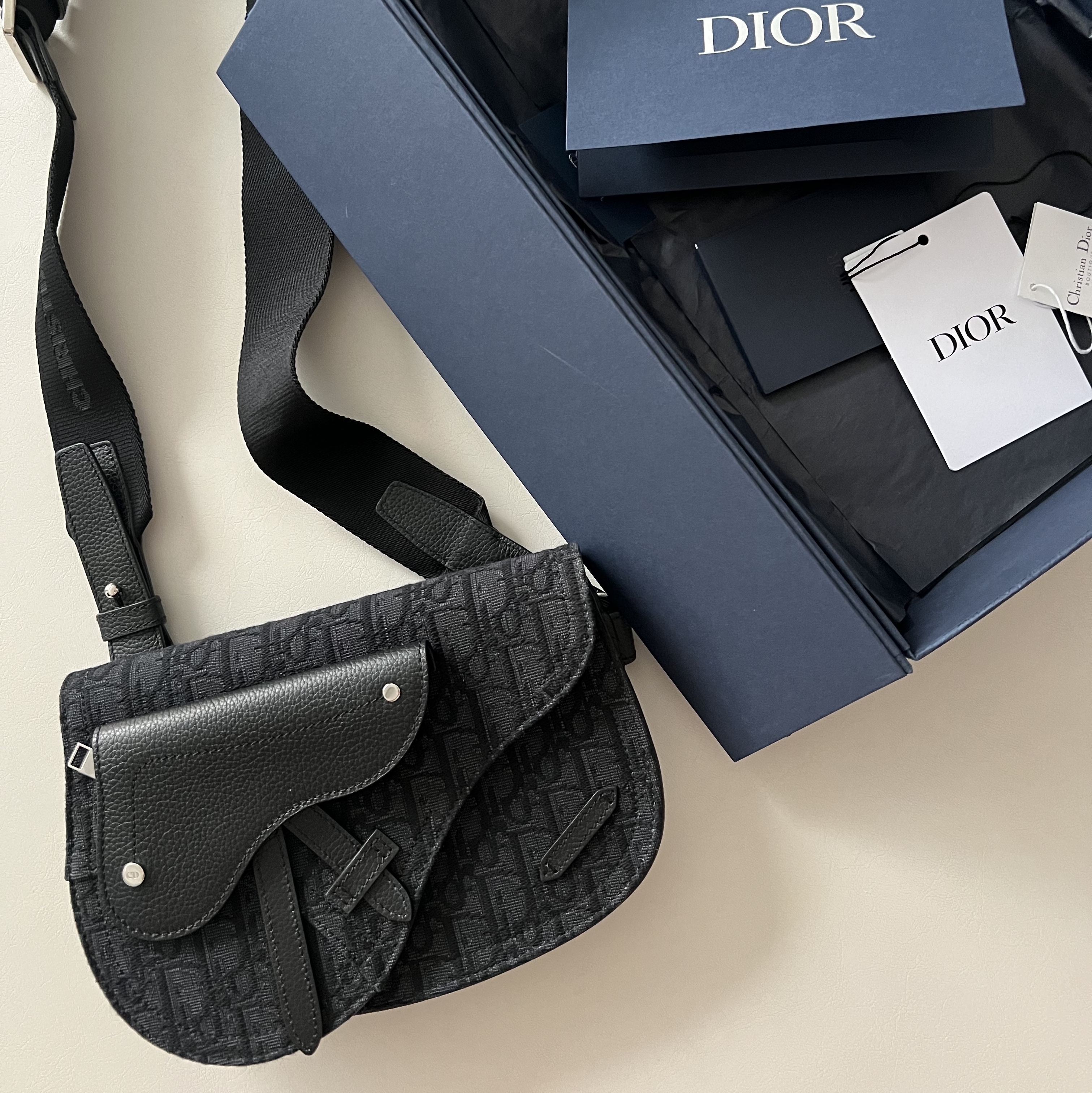 Dior Mini Saddle Bag Beige Black Dior Oblique Jacquard 착용 스타일