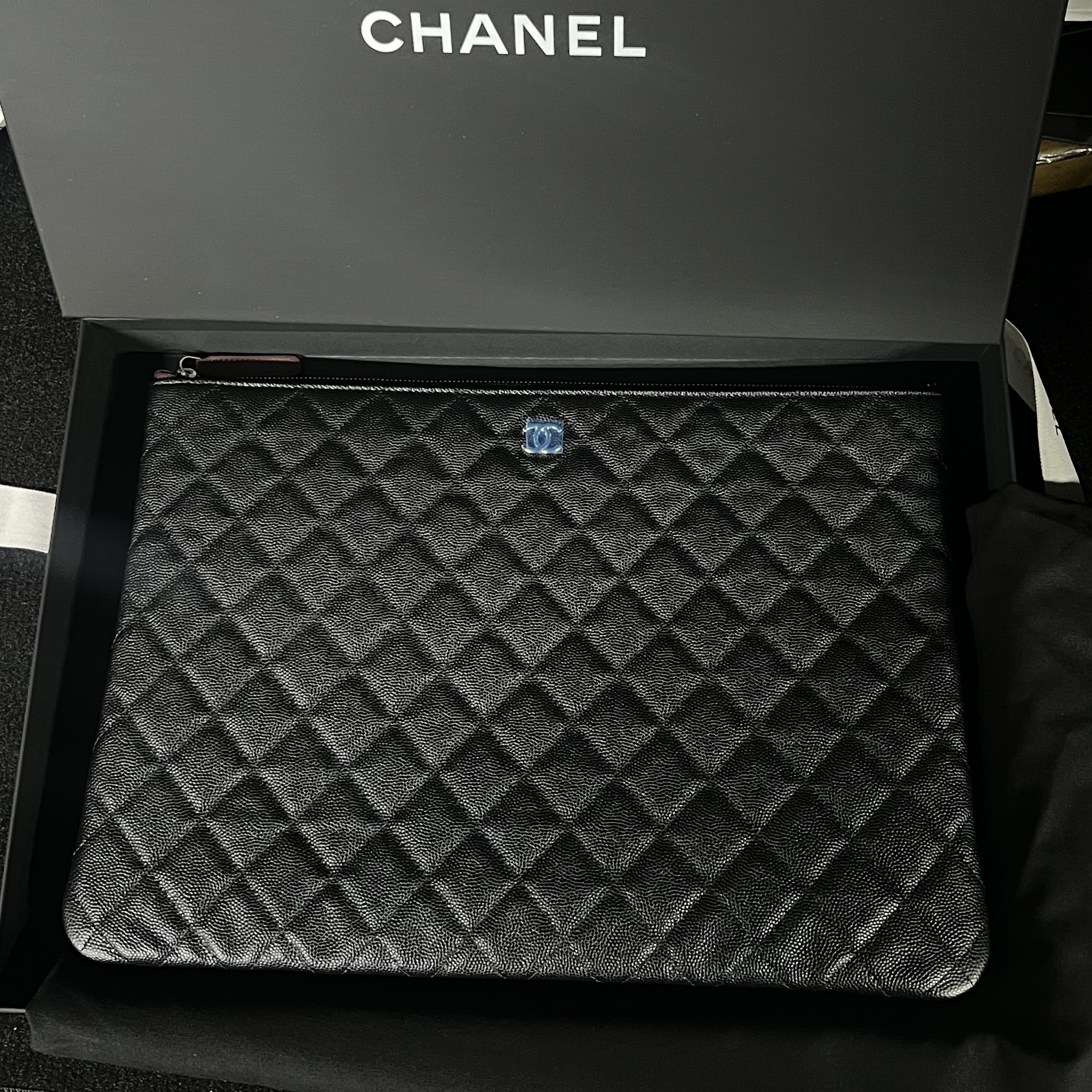 Chanel Large Classic Pouch Grained Calfskin & Silver Black 착용 스타일