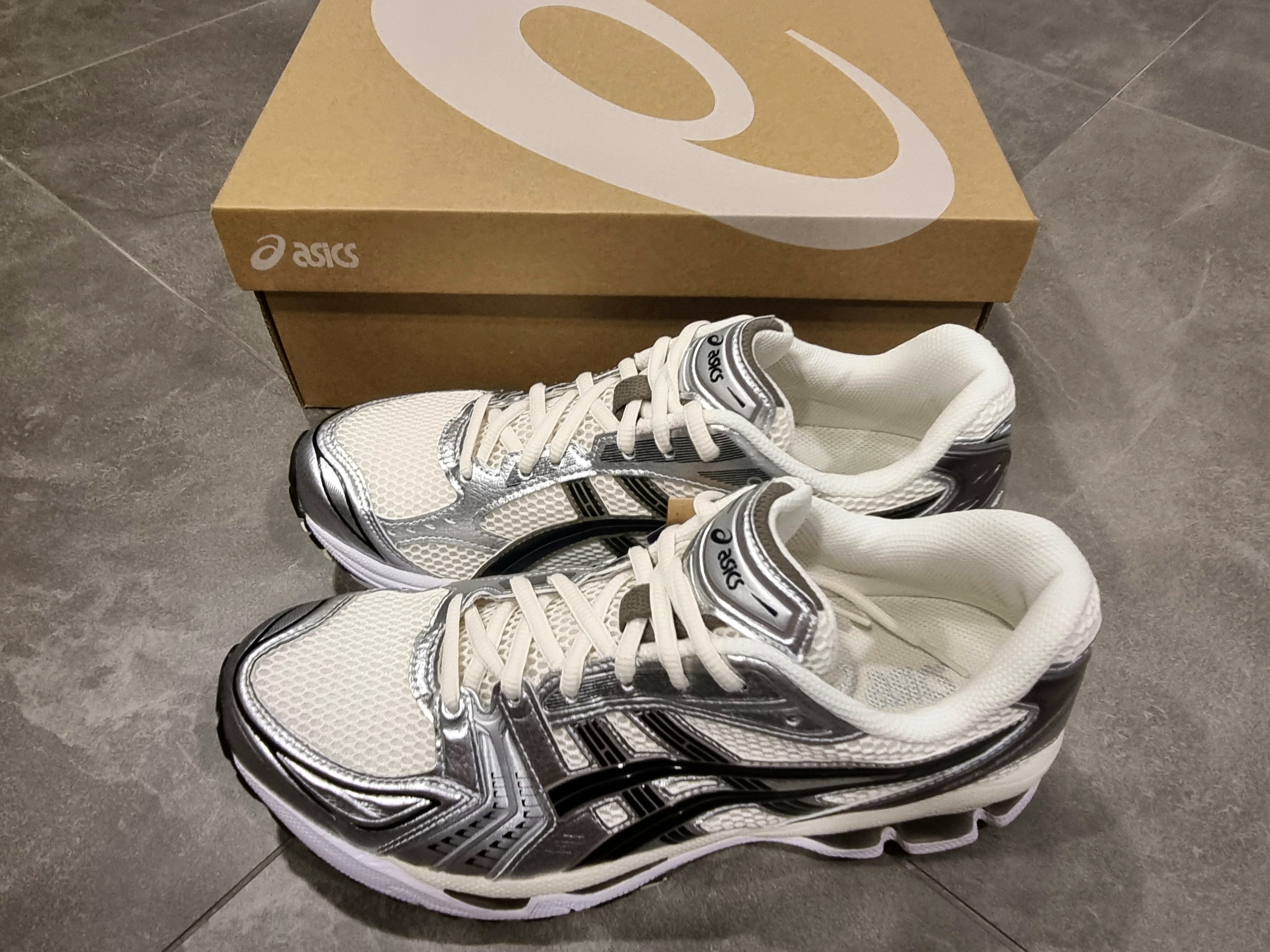 Asics Gel-Kayano 14 Cream Black 착용 스타일 - 5