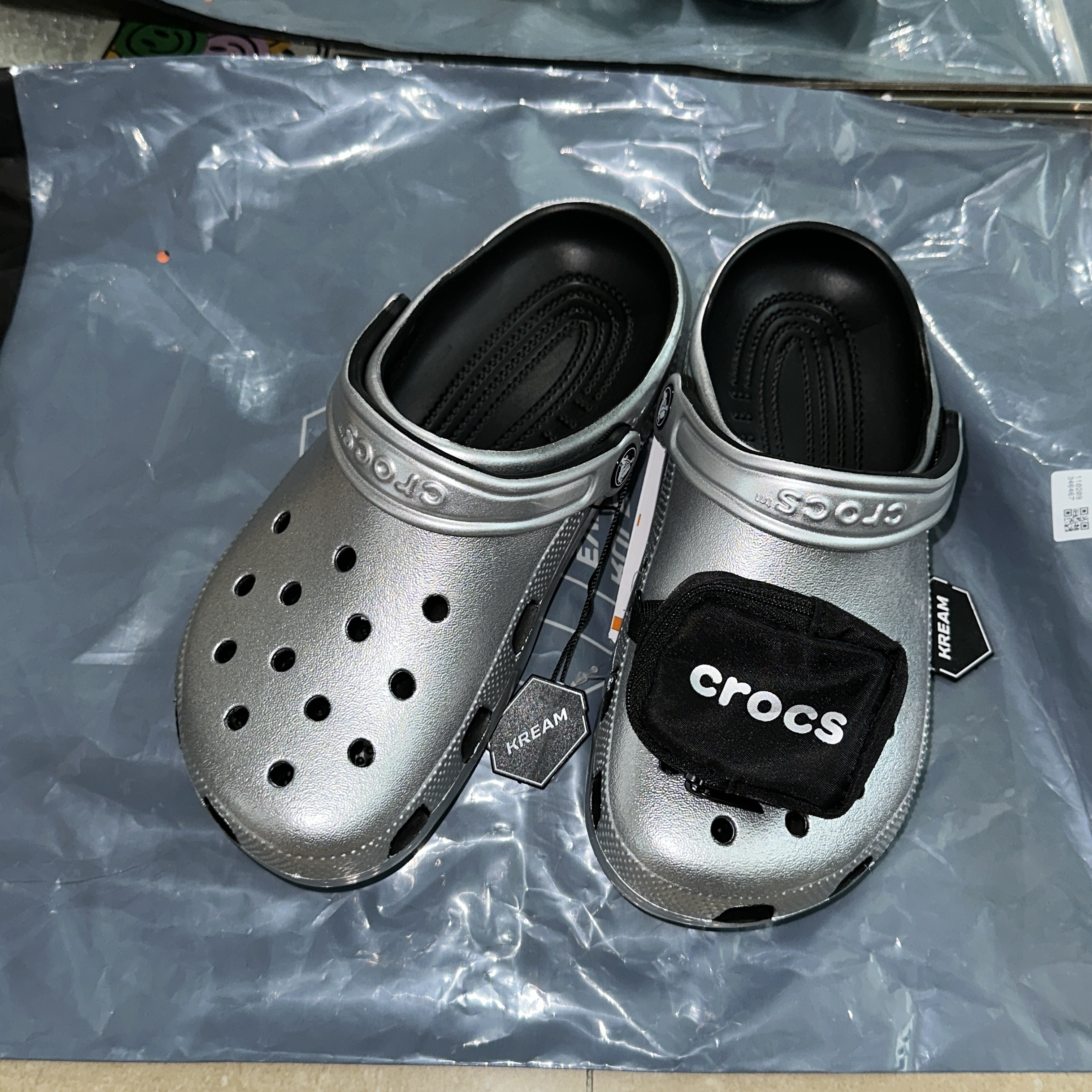 Crocs Classic Metallic Clog Silver 착용 스타일 - 2