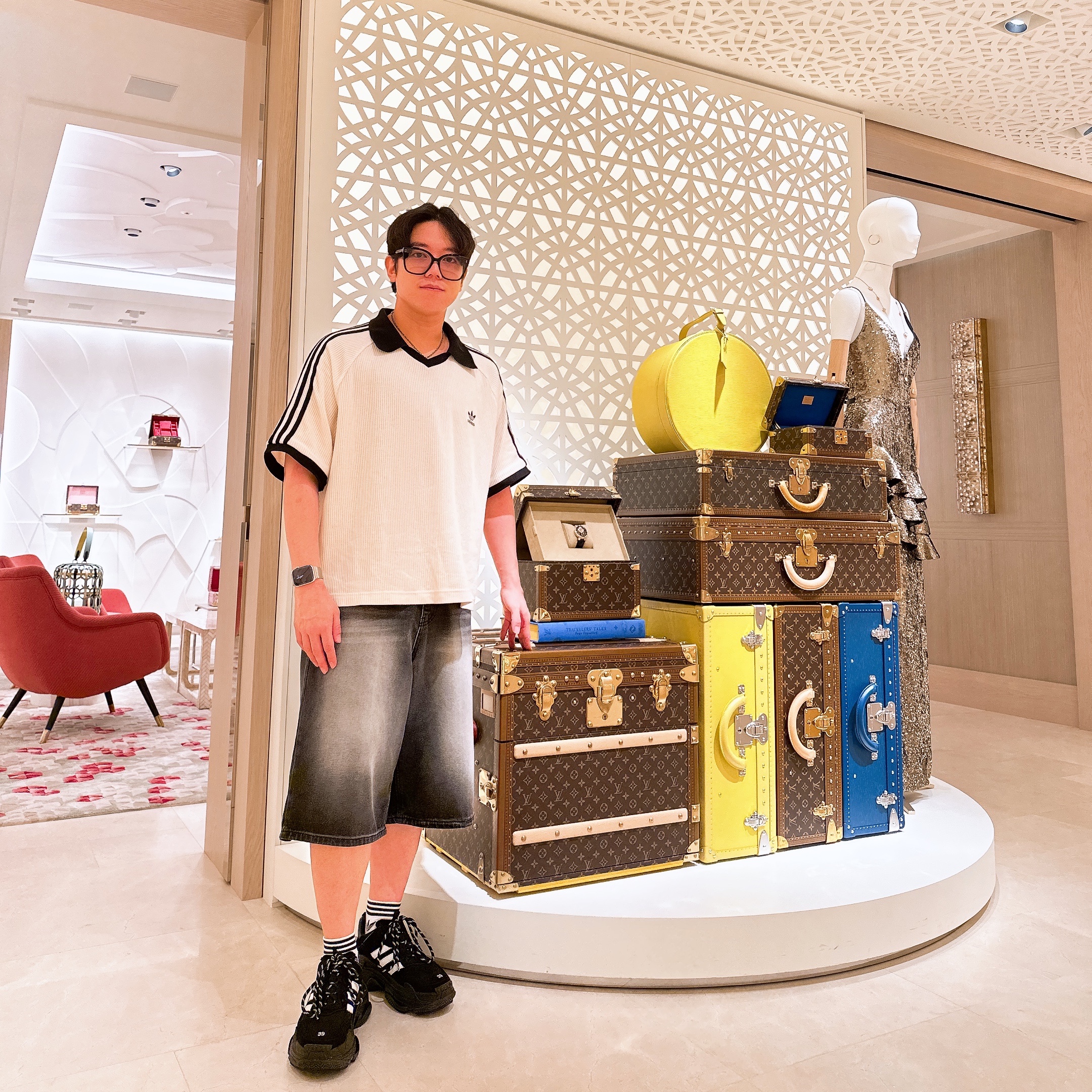 Louis Vuitton Onthego GM Monogram Empreinte Black, Balenciaga x Adidas Triple S Sneakers Black 착용 스타일 - 2