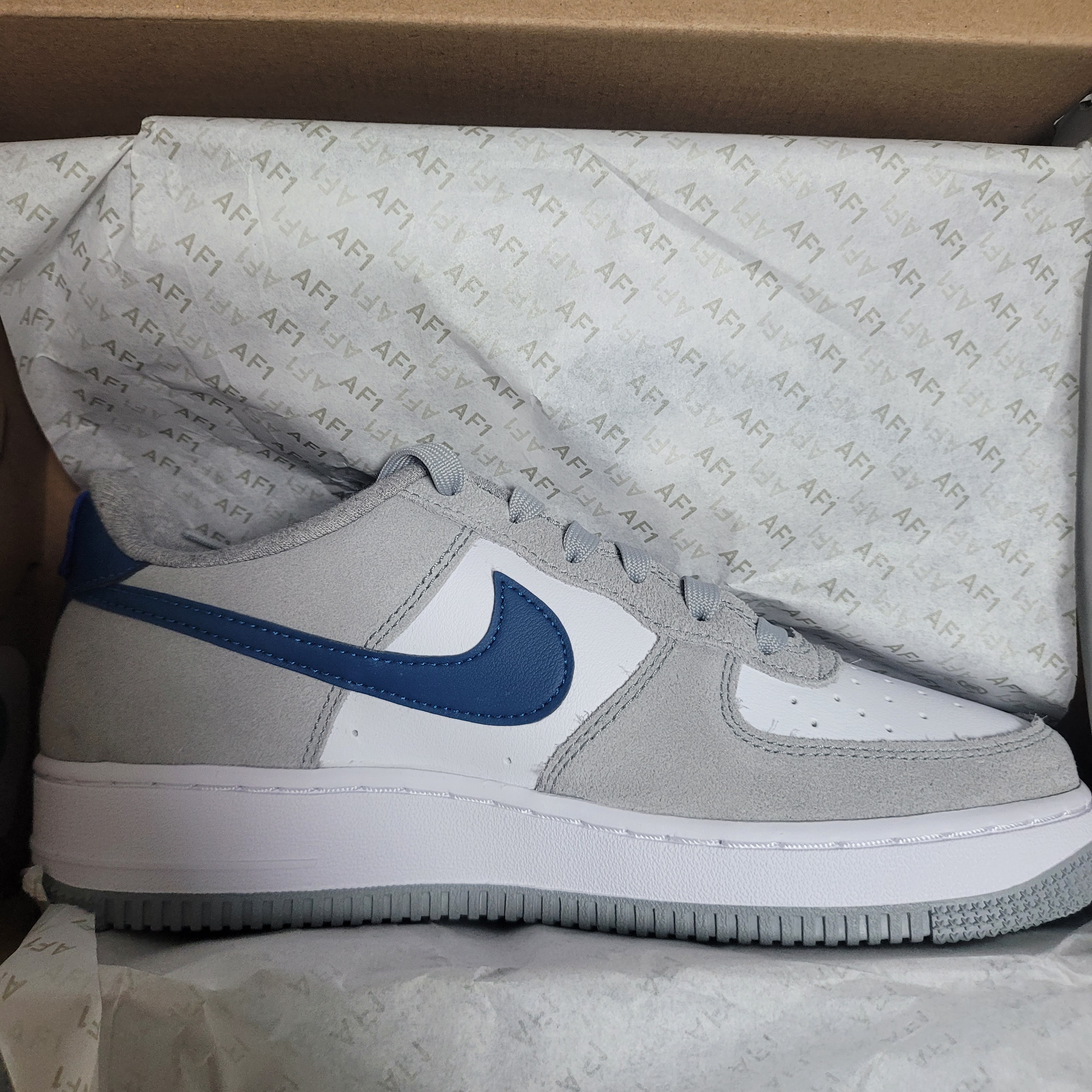 (GS) Nike Air Force 1 LV8 Athletic Club Light Smoke Grey Marina 착용 스타일