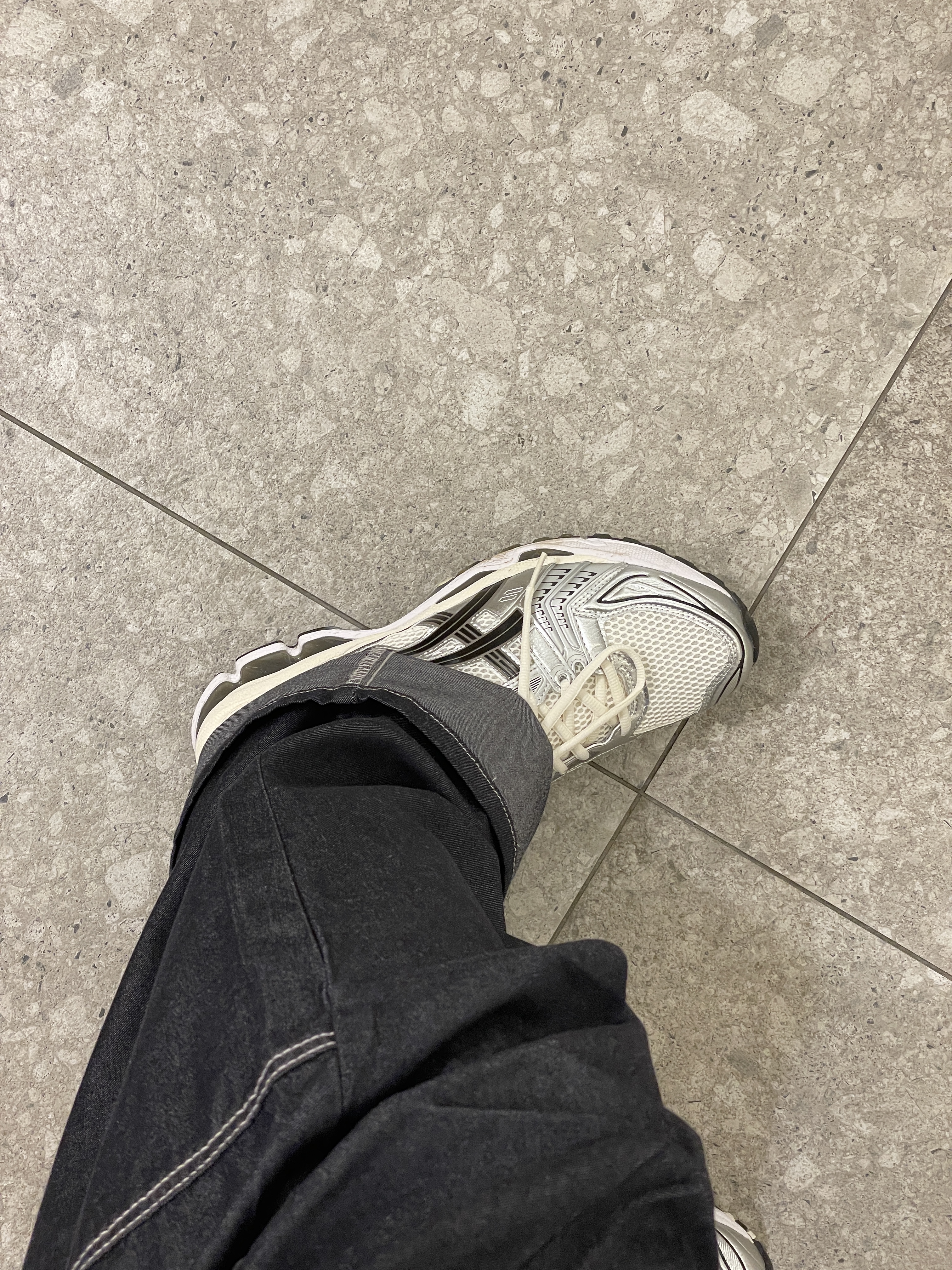 Asics Gel-Kayano 14 Cream Black 착용 스타일 - 3