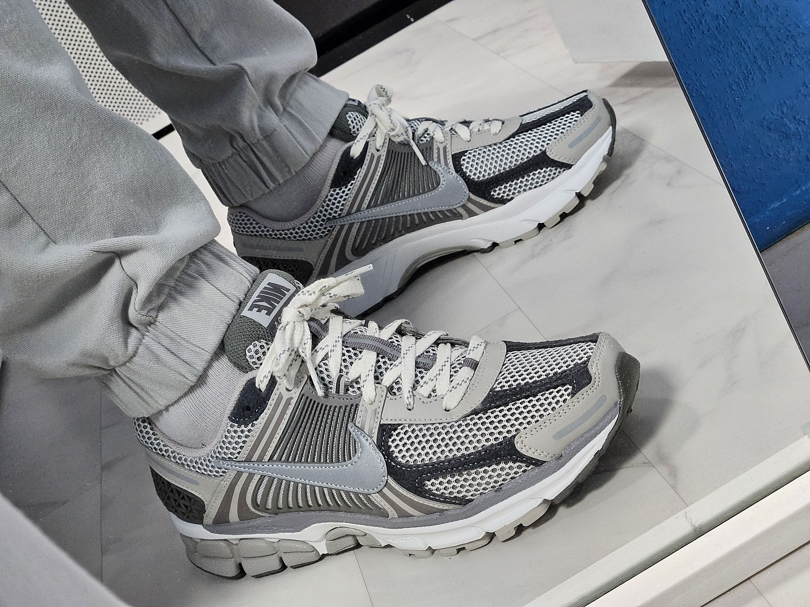 Nike Zoom Vomero 5 PRM Light Iron Ore and Flat Fewter 착용 스타일 - 3