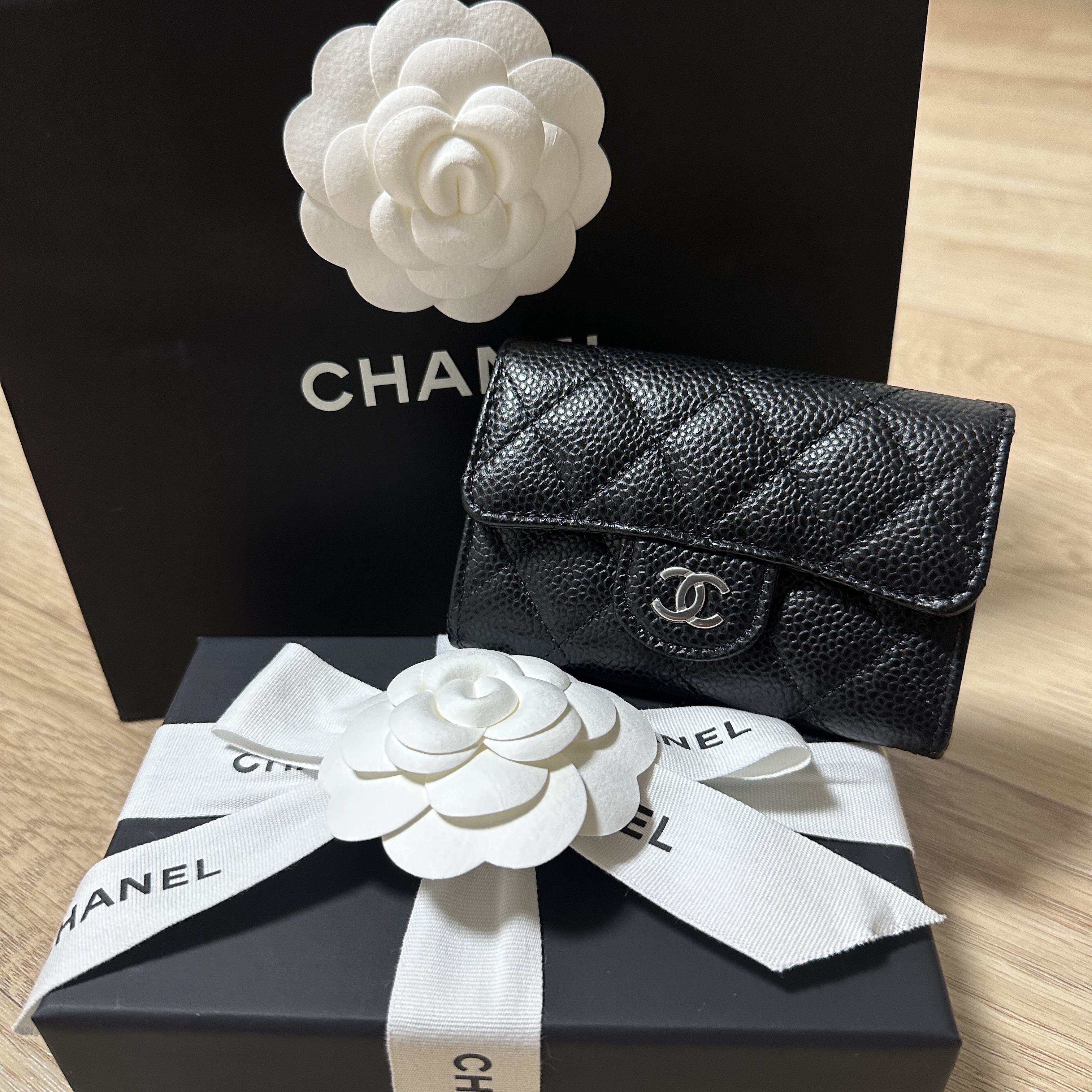 Chanel Classic Card Holder Grained Calfskin & Silver Black 착용 스타일 - 1