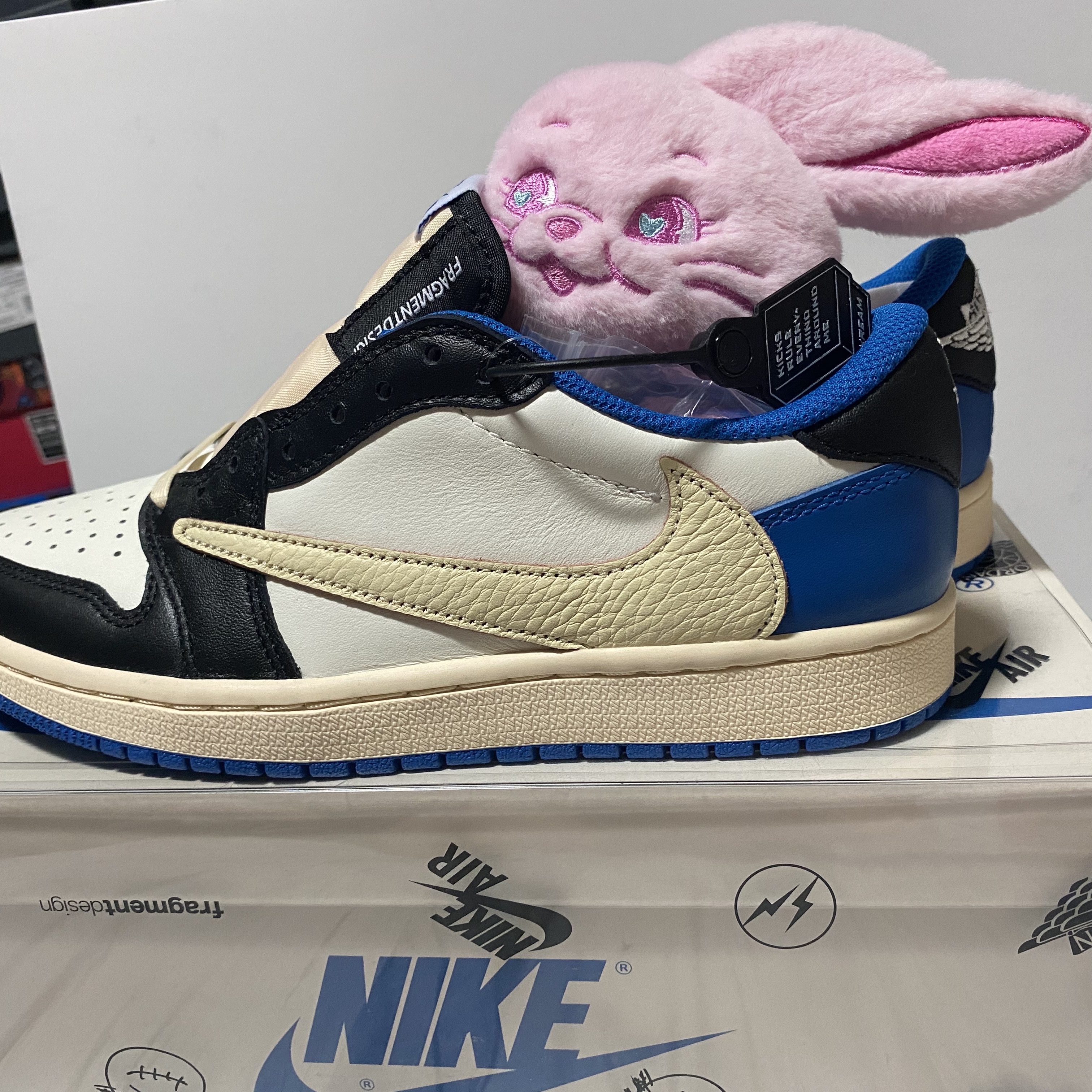 Jordan 1 x Travis Scott x Fragment Retro Low OG SP Military Blue, NewJeans Tokki Merchandise Fluffy Keyring Pink 착용 스타일 - 1
