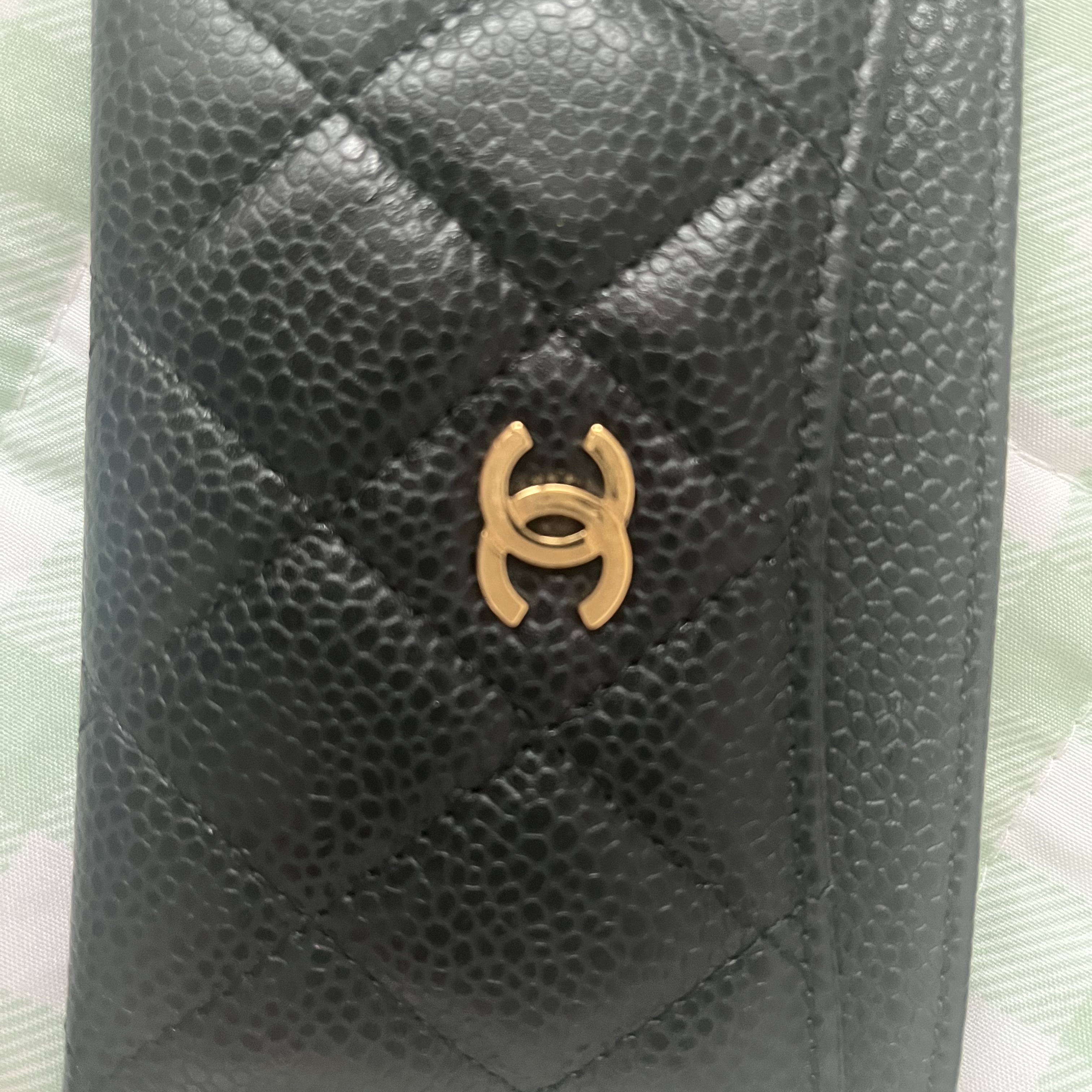 Chanel Classic Card Holder Grained Calfskin & Gold Black 착용 스타일