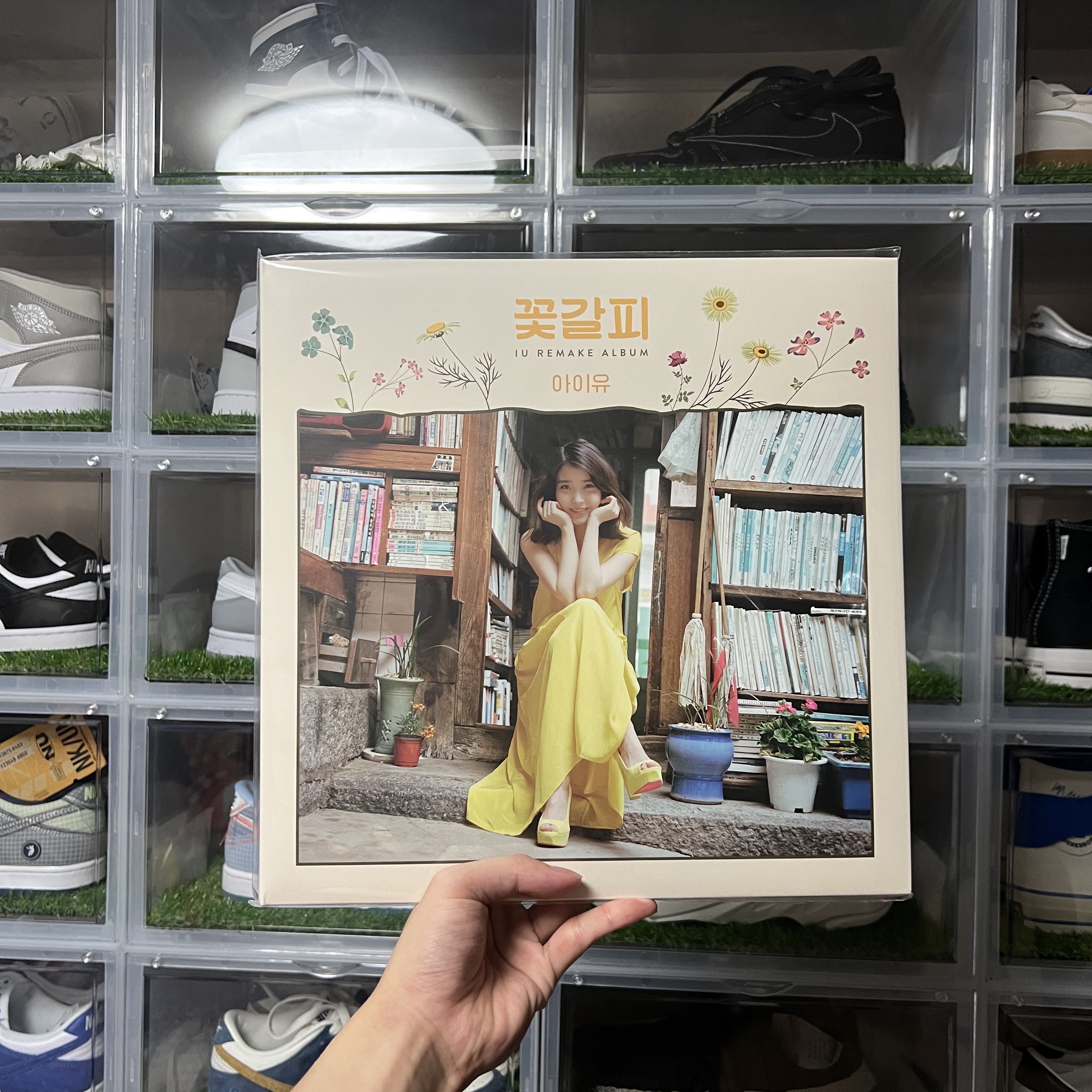 IU Remake Album A Flower Bookmark (Edam Ver.) LP 착용 스타일