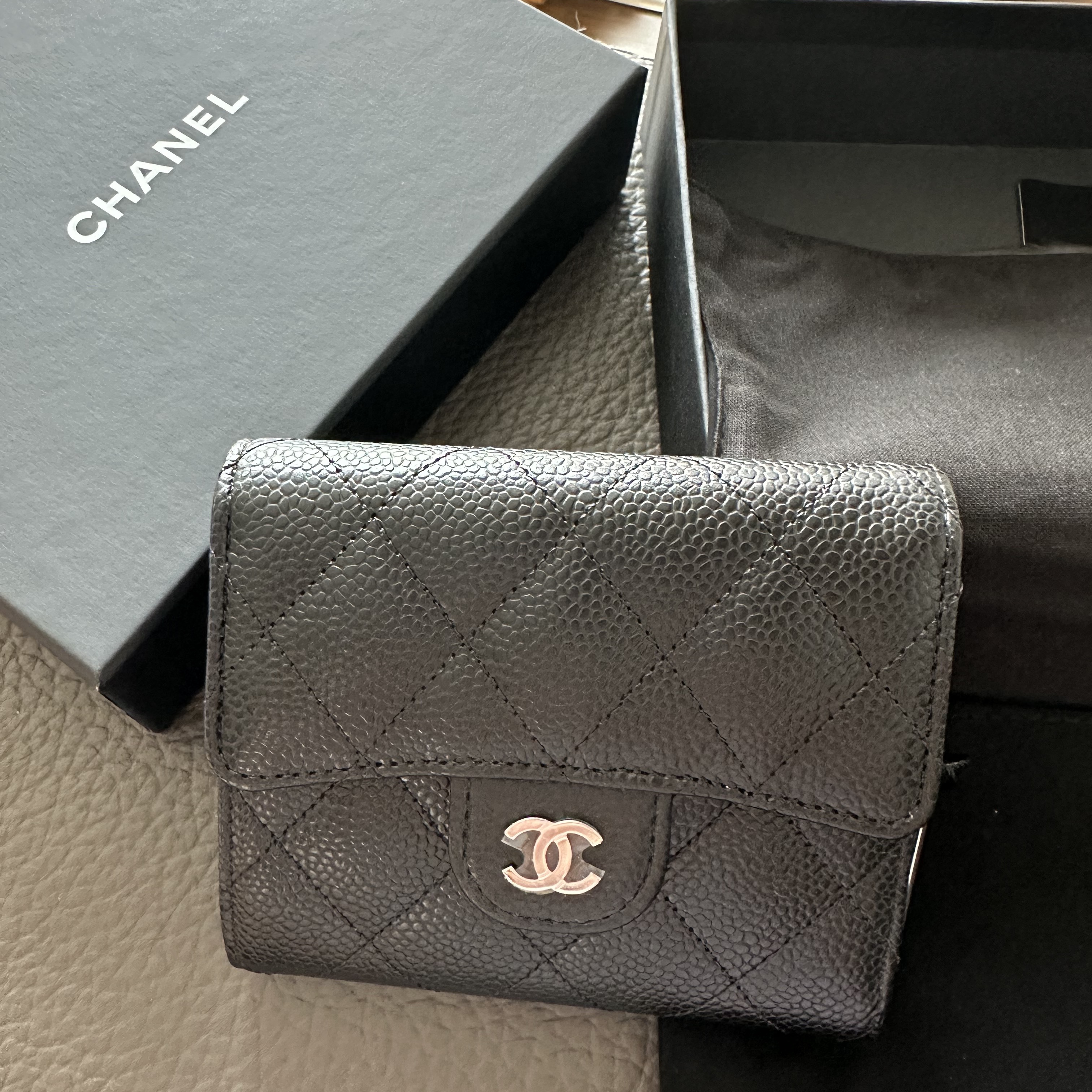 Chanel Small Classic Flap Wallet Grained Calfskin & Silver Black 착용 스타일 - 3