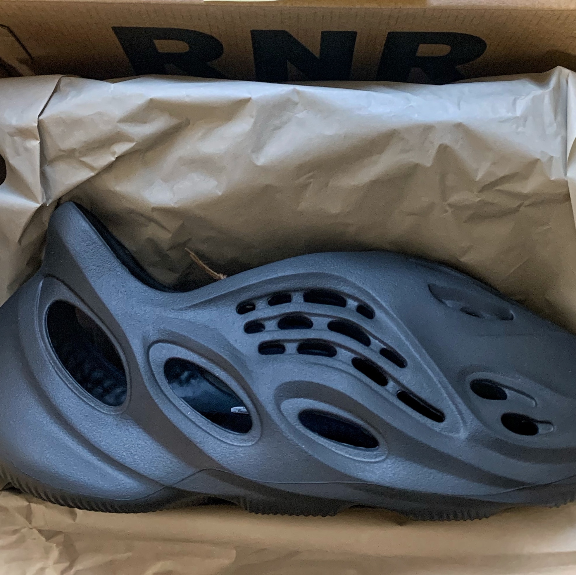 Adidas Yeezy Foam RNNR Carbon 착용 스타일